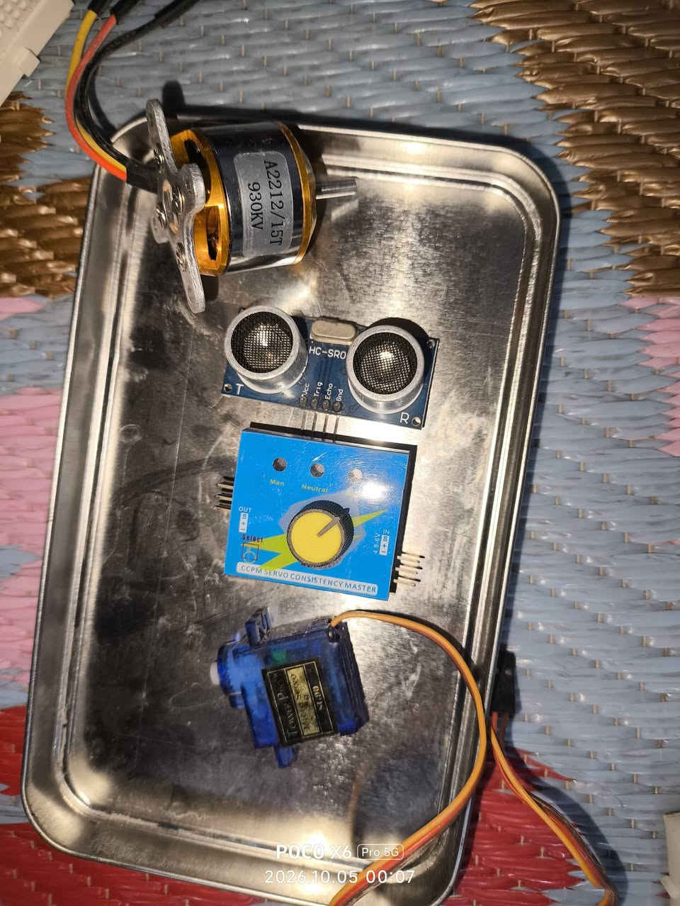 السلام وعليكم للبيع اردوينو اون. واردوين. نانو و esp826 و حساس بلوتوث عداد 2 واحد فقط استقبال والاخر ارسال واستقبال و هيكل سياره مع اربع ماتورات و موتور درايف رباعي و موتور برش 950 واط و محول 40 امبير و مقاومه متغير مع حساس والكترونيات مثل لد ومقاومات مختلفه السعر 80 الف العده مستعمله بمشوع ولاكن شغاله كلها

نص مكتوب في الصور:
- POCO X6 Pro 5G 2026.10.05 00:17
- POCO X6 Pro 5G 2026.10.05 00:15
- POCO X6 Pro 5G 2026.10.05 00:07
- POCO X6 Pro 5G
- 2026.10.05 00:06
- 2026.10.05 00:05