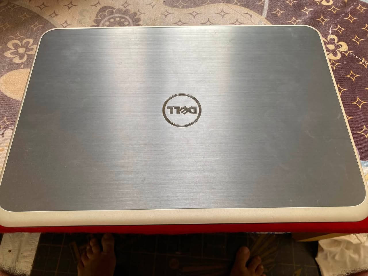 السلام عليكم 
لابتوب مستخدم dell 
Core i7 
الجيل الثالث 
Ram 8 
والله ما اعرف بعد شنو كواصفاتها 
بس هي سلم و نظافتها 99% و كلشي شغال 100%

هسة نجي على عيوبها احچيهن ليگدام لأن اذا بعتها ما اگدر ارجعها لأن بس جيبتها من مكاني لبغداد بگد سعرها مو مال ارجع علمودها . اما غير هاي انطيك ضمان

عيوبها لمن تكون الخلفية بيضاء تبين طعون خفيفة بالشاشة 
هاي موجودة بالصور و ما مبينة ولا مأثرة عليها 

بس امانة الله يوتيوب تصفح  العاب متوسطة برامج افلام 
دقة الشاشة فوووول و كلش مريحة للعين و صوتها عالي و صافي 

 وياها شاحنة و ماوس 

سعرها 150 الف و نوصلها الك لداخل بغداد بلاش 

للتواصل على الخاص أو اتصل على الشخص الي جابها الي 
و هو نفسه يوصلها الك 
***********
