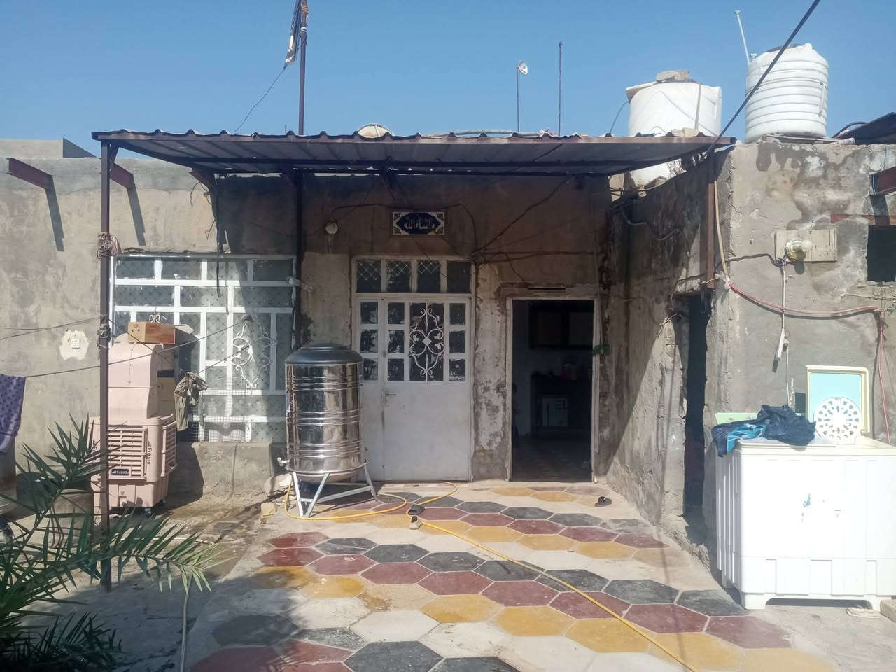 السلام عليكم بيت للبيع واقع حال بيت مرتب وجدا مناسب جاهز للسكن نوع الجنس اصلاح كافة الضمانات 2غرفه نوم صاله مطبخ صحيات خارجيه وحديقه كبيره حي الحسين قريب حي الاصدقاء مساحه 390. السعر 29وبي مجال للاستفسار اكثر ***********
