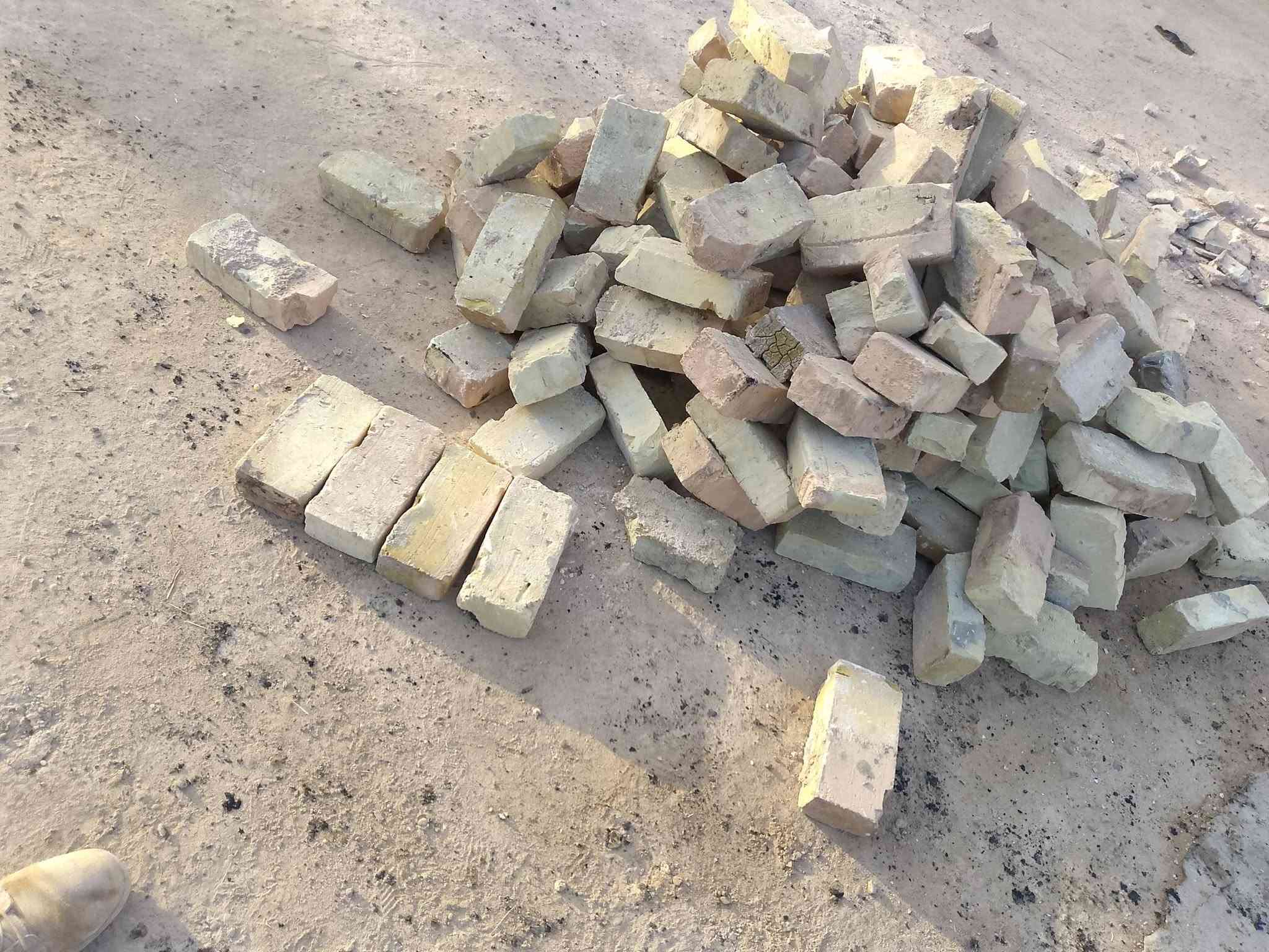 ***********

يوجد طابوق عادي للبيع التواصل على الرقم
