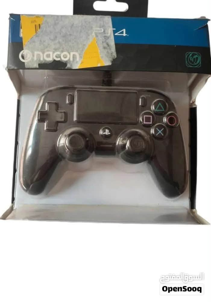 السلام عليكم   يد تحكم Nacon Wired Compact Controller أصلية للبيع، اليد مرخصة رسمياً من شركة بلايستيشن وتشتغل 
ومكفولة فقط زر R1 معطل نظافة ٩٠٪

 تواصل وتس اب فقط (***********)
٣٠ الف شامل توصيل
المواصفات والمميزات:

التوافق: تشتغل بشكل رسمي ومباشر على جهاز PlayStation 4 (PS4) وعلى أجهزة الكمبيوتر (PC).

الربط: سلكية (Wired) وتجي وراها واير طويل وقوي، ميزتها الأساسية إنو ما بيها أي تأخير بالاستجابة (يعني الـ Delay صفر) وتنسى سالفة الشحن والبطارية.

التصميم: حجمها مدمج ومريح جداً باليد (Compact)، ومغلفة بمادة مطاطية ناعمة تمنع زلق اليد حتى لو تلعب لساعات طويلة.

التحكم والصوت: بيها لوحة اللمس (التاتش باد) شغالة بالكامل، وفيها فتحة (جق 3.5 ملم) تشكل بيها السماعة والمايك مالتك مباشرة.

الاهتزاز: اليد بيها محركين اهتزاز (Vibration) قوية للتفاعل وية الألعاب.
