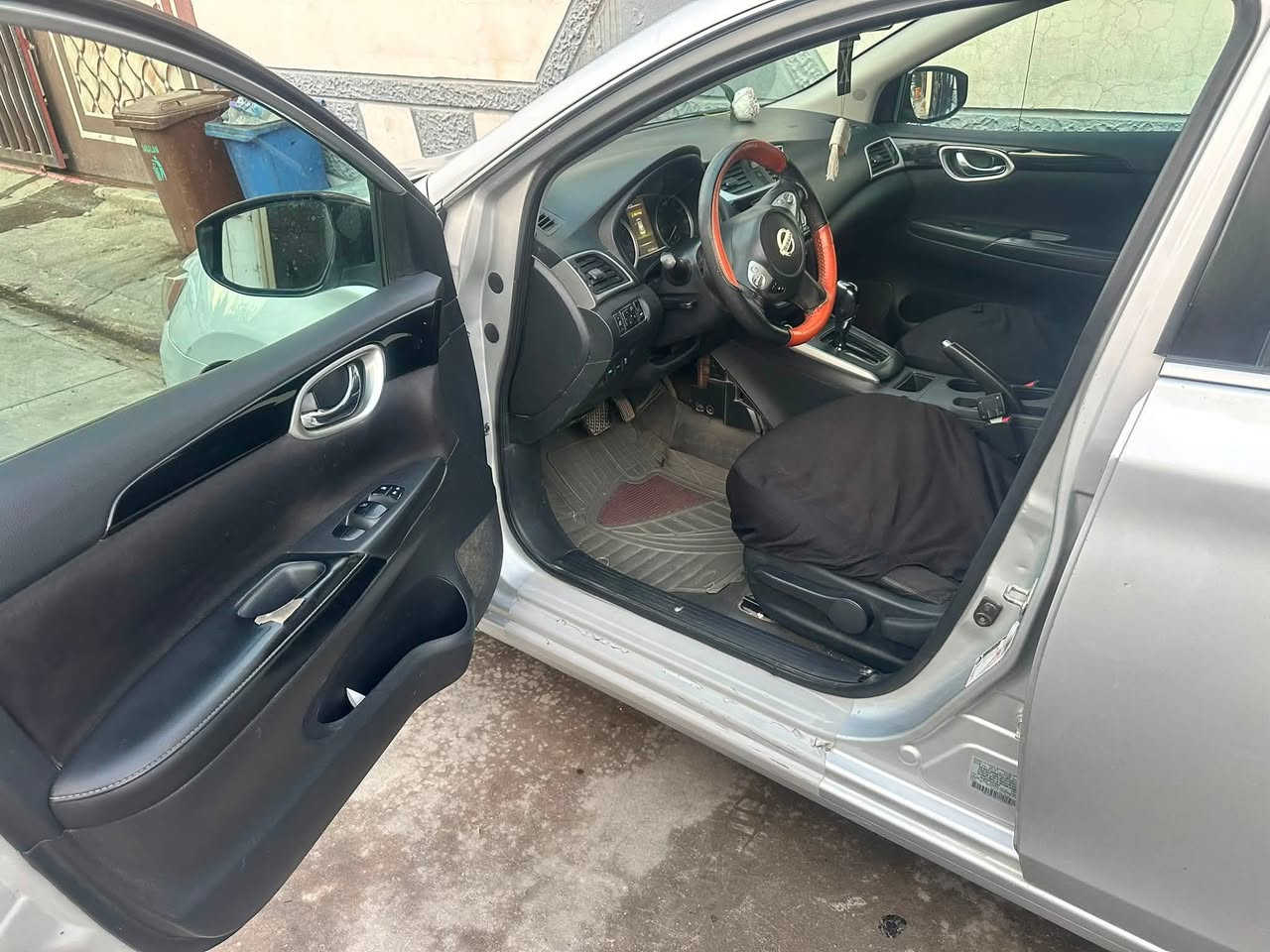 نيسان سنترا للبيع موديل 18سياره كير محرك حداديه خير من الله ضررها جاملغ وبونيد سياره فول ما عده الفتحه بل سقف رقم***********
