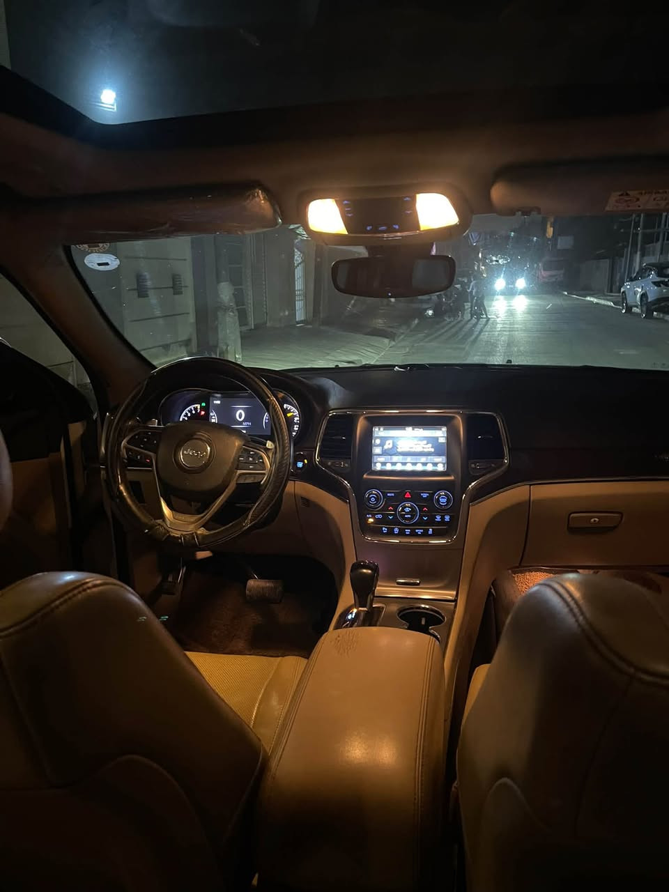 السلام عليكم 
Jeep خليجي موديل 2018
مكفوله كفاله عامه شركه هارلم 
ما عده بي دير ار اصبعين بالجاملغ الامامي 
رقم اربيل بسمي العنوان بغداد الكراده 
الرقم ‭***********‬
