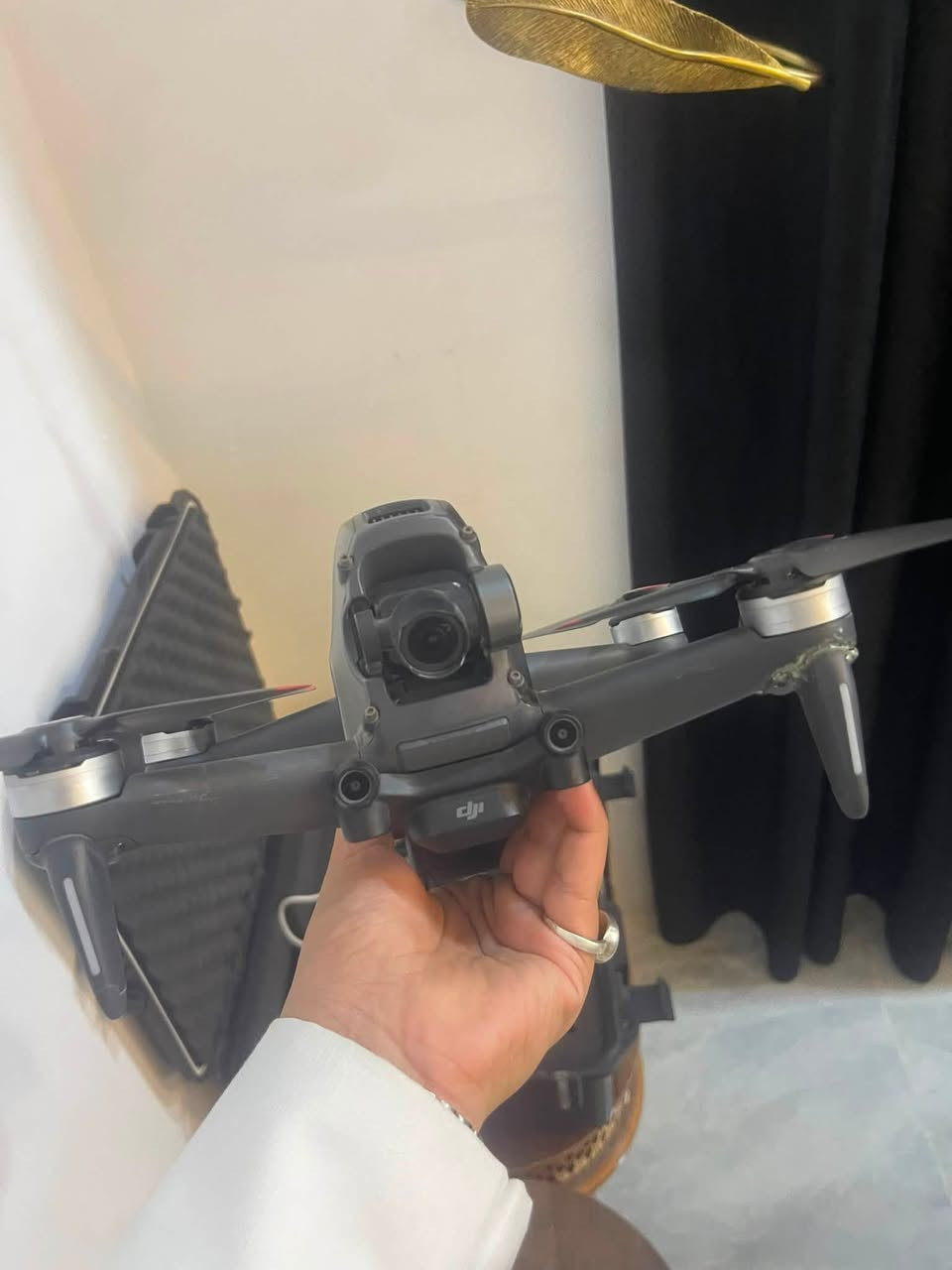 السلام عليكم
طياره درون Dji fpv 
موديل ٢٠٢٣ 
باتريات وياها ٣ 
نضاره vr وياها 
و الجويستك 
و مزوده ب باترين 
و هوائيات 
جديده مستخدمه استخدام 
قليل وبسيط 
فول مواصفات 
وياها جنطه 
كامله ملحقاتها  
توصيل موجود  

    DJI FPV Goggles V2
* ريموت DJI FPV Remote Controller 2
* حقيبة حماية صلبة

وهذا طقم ممتاز للطيران بنظام FPV.

المواصفات

* 📷 الكاميرا: 12 ميغابكسل، مستشعر 1/2.3 بوصة CMOS.
* 🎥 تصوير فيديو:
    * 4K حتى 60 إطار/ثانية.
    * 1080p حتى 120 إطار/ثانية.
* 👁️ زاوية التصوير: 150° واسعة.
* 🚀 السرعة القصوى: حوالي 140 كم/ساعة (في وضع Manual).
* ⏱️ وقت الطيران: حتى 20 دقيقة تقريبًا.
* 📡 مدى الإرسال:
    * حتى 10 كم وفق معيار FCC.
    * في أغلب الدول يكون أقل حسب القوانين والبيئة. 
* 🛰️ يحتوي على GPS، والعودة التلقائية (Return to Home)، وإيقاف طوارئ مع الثبات (Emergency Brake & Hover). 

هـ ***********
