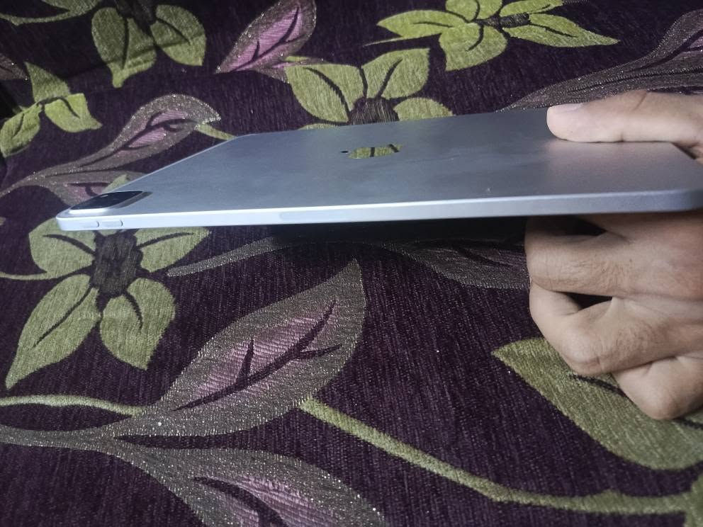 سلام عليكم 
> *للبيع iPad Pro 11 inch 2024 - M2 - ذاكرة 128*
>
> الجهاز بلادي وكالة، ما مبدل بي ولا قطعة وشرط الفحص
> مامفتوح ولا مصلح ابد
> البطارية 92% 🔋 فول
> شاشة 120Hz - ينطي 120 فريم بالببجي ثابتات
> استخدام دراسة فقط، نظافته 100%
>
> *ملحقاته كاملة:* شاحن اصلي + كيبل + حافظة + الكارتونة
>
> السعر 750 الف وبيه مجال للشراي
> مكاني: الكوت حي الجهاد
    توصيل موجود
> الي يريده يراسلني خاص دهل اوران, واسط
