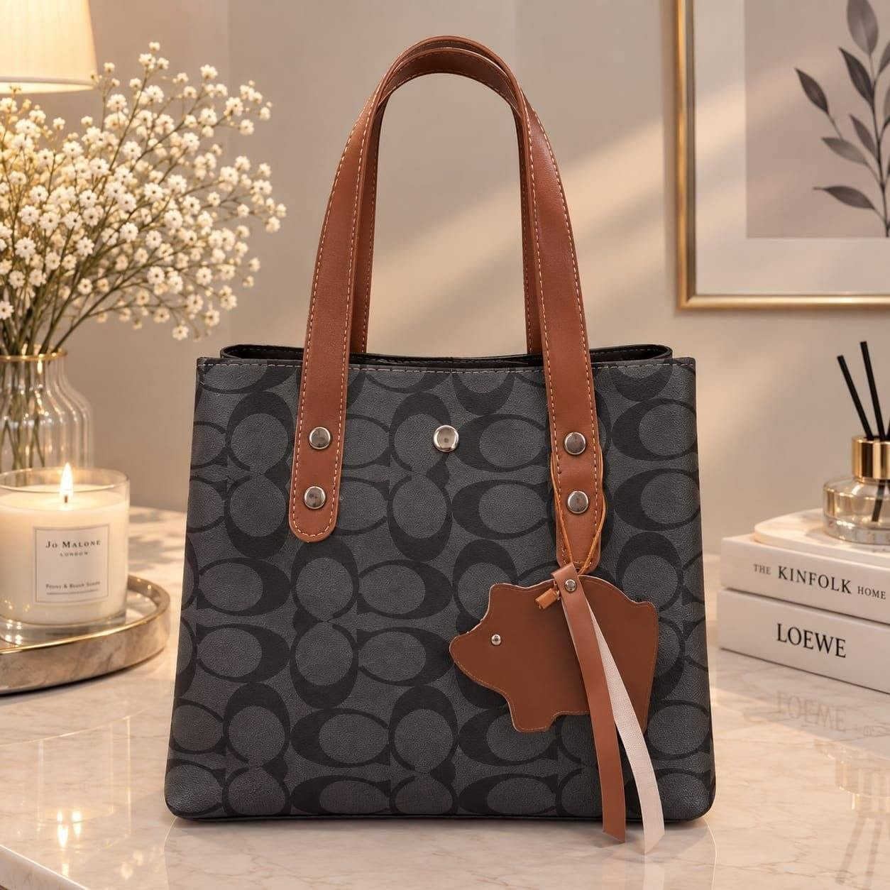 جنط جلد قطعه 7 الف فقط❤️‍🔥 كل ٤ قطع جنطه هديه👜 من اختيار البيج  توصيل🚗 الف داخل رفاعي للحجز مراسله خاص 👇
