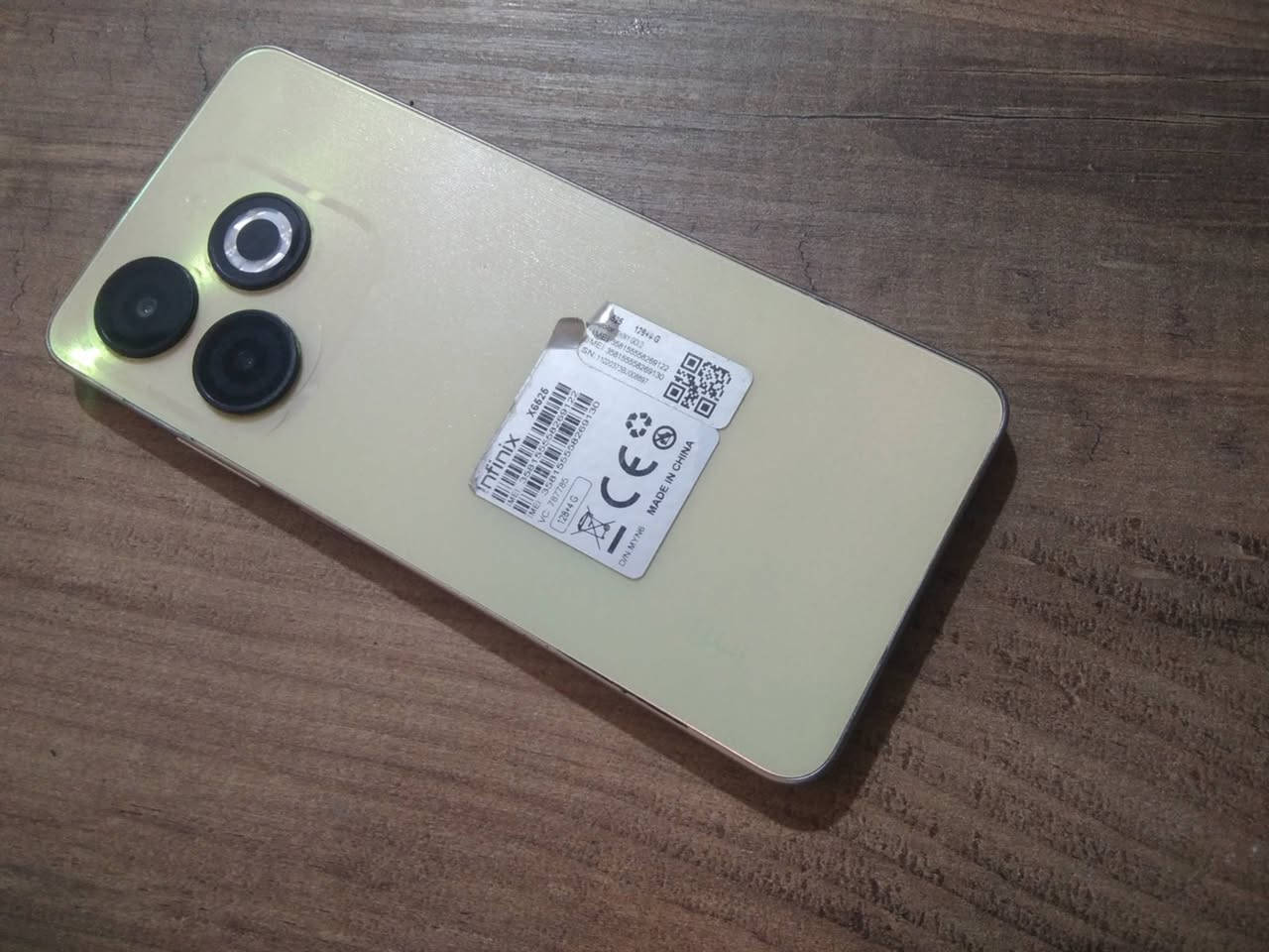 موبايل انفنكس سمارت 8 ذاكره 128 نظيف بس بي فطر بالشاشه من جوه مامأثر مثل ماموضح بالصوره السعر 75 للاتصال ***********
