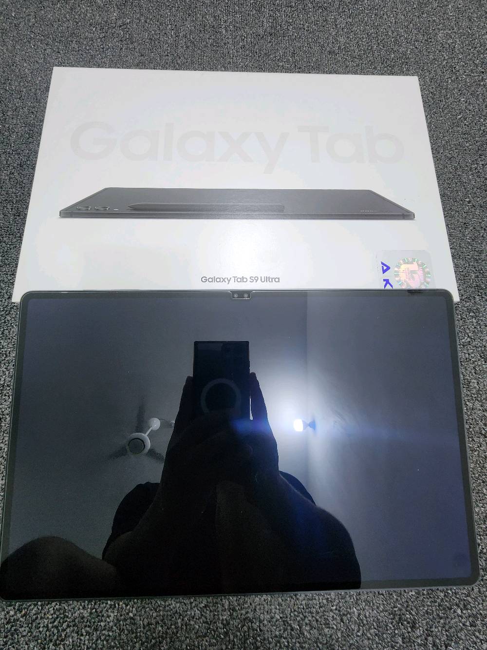 للبيع: تابلت Samsung Galaxy Tab S9 Ultra 
(مع الكارتونة)
​الجهاز نظيف جداً جداً وخالي من أي خدوش أو عيوب (أخو الجديد).
​📋 المواصفات الأساسية:
​المساحة الداخلية: 512 كيكابايت (مساحة ضخمة لتخزين الملفات والألعاب).
الرام الداخلي 12 كيكا بايت
​نوع النسخة: Wi-Fi (واي فاي).
​الشاشة: عملاقة بحجم 14.6 بوصة من نوع Dynamic AMOLED 2X، تقدم أداء خرافي بمشاهدة الفيديوهات والألعاب.
​الأداء: معالج قوي جداً Snapdragon 8 Gen 2 for Galaxy يشغل أقوى اللعبات والتطبيقات بسلاسة تامة.
التابلت ضد الماء والغبار بالكامل
​الملحقات: ( الكارتون الخاص بالتابلت، والقلم الأصلي غير مستخدم، وكيبل الشحن الأصلي غير مستخدم)
​السعر: 850 الف 
​مكان السكن: [الديوانية]
​للتواصل والاستفسار: (الاتصال او المراسلة على الواتساب على الرقم: [***********)
يوجد خدمة توصيل في الديوانية والنجف فقط
هل التابلت بعده عليه ضمان، وإذا نعم شكد مدته ومنو شركة الضمان؟: 
صار سنتين ماخذه وضمان برج العرب
شنو سبب البيع؟ والجهاز استعماله قليل لو مستخدم بشكل طبيعي؟: 
فقط اريد ابيعه لان ما استخدمه واستعماله قليل 
بالنسبة للبطارية والشحن: أكو أي ملاحظات مثل ضعف بالشحن، سخونة، أو نزول سريع؟: 
لا ابد
هل الجهاز مفتوح على حسابك وجاهز للتسليم، أو بعده مربوط بحساب/قفل؟: 
نعم
السعر 850 ألف نهائي لو بيه مجال بسيط للمساومة؟: 
نهائي