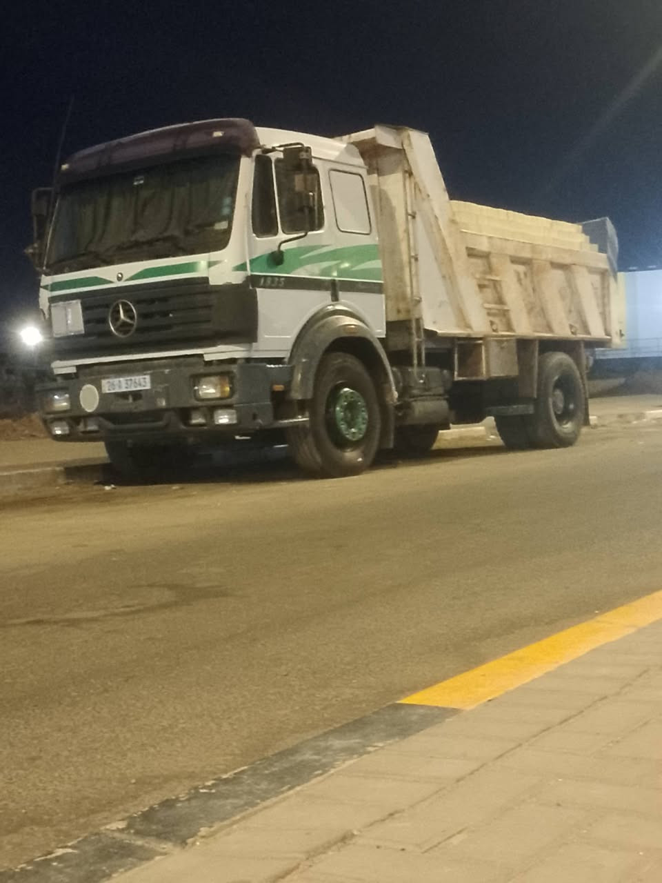 سلام عليكم  سياره البيع موديل 95K اكسن جيف مكينه 38 لا تبخر ولا تنقص كير 155 ما مفتوح سنويه گلاب بسمي مداور ثاني يوم  سياره جديده وضع الشركه مكان السياره العماره الستفسار ***********/***********
