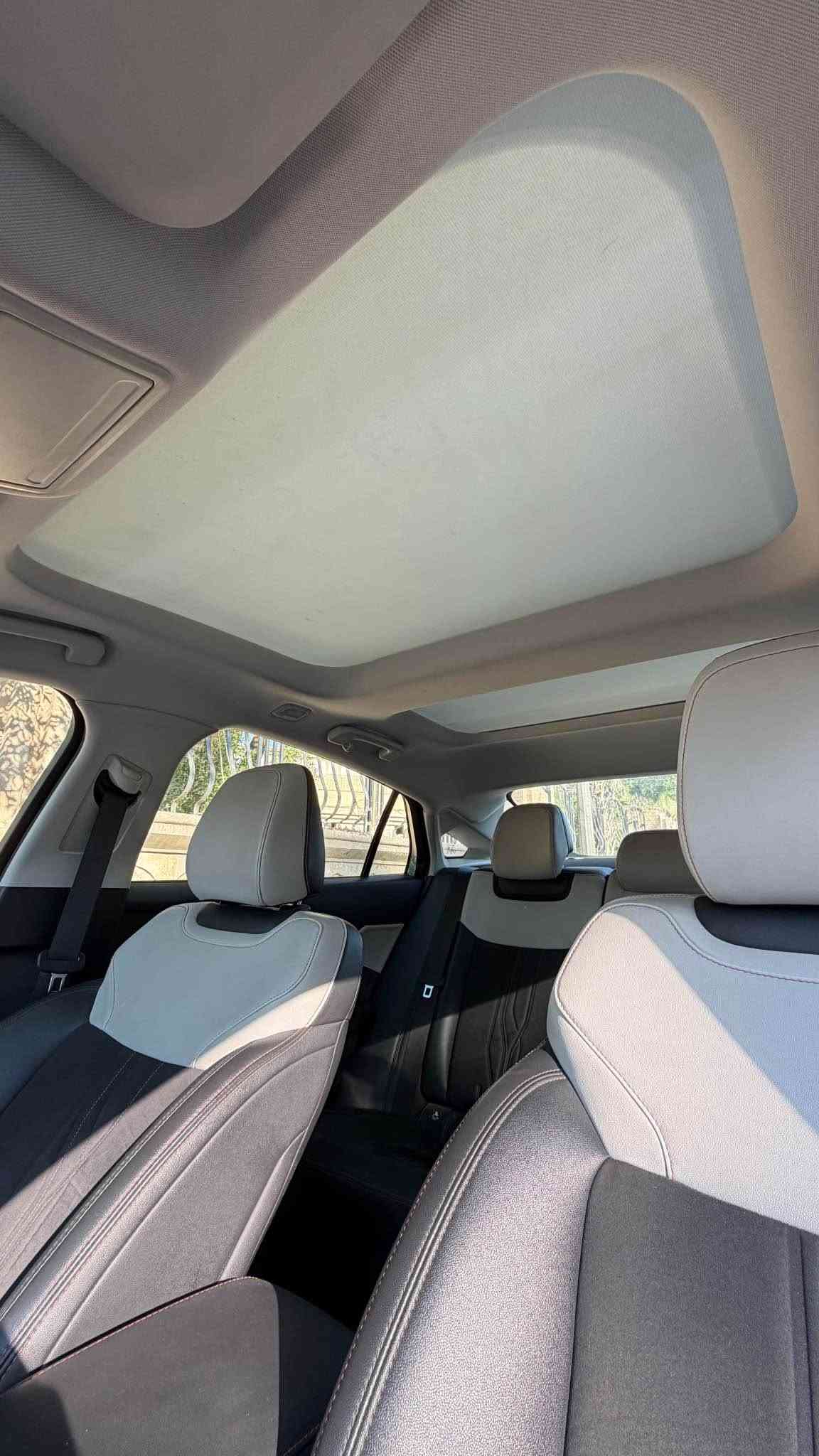 ٢٠٢٤ فورد تورس فئة تيتانيوم خليجي وكالة القاصد 
مواصفات السيارة 
* المحرك: 2.0L EcoBoost Turbo
* 4 سلندر
* القوة: 232 حصان.
* العزم: 382 Nm
* القير: أوتوماتيك 8 سرعات
* الدفع: أمامي FWD
* أوضاع القيادة: Normal / Sport / Eco
* خزان الوقود: 66 لتر
* ويل 19
* مقعد السائق كهربائي 10 اتجاهات
* مقعد الراكب الأمامي كهربائي 6 اتجاهات
* مكيف Dual Zone.
* إضاءة داخلية Ambient متعددة الألوان
* مرآة داخلية Auto-Dimming
* تشغيل ودخول بدون مفتاح
* نظام SYNC 4.
* Apple CarPlay.
* Android Auto.
* شاشة عدادات رقمية 8 إنش
* حساسات امامية وخلفية
* نظام النقطة العمياء 
* مانع الاصطدام الامامي
* مثبت سرعة تفاعلي 
* المحافظة على المسار
* سقف بانورامي 

حادث السيارة
- pdr ربع الجاملغ الامامي وحافة البنيد وصبغ على كد المكان 
- pdr بالجاملغ الخلفي جهة الراكب بس زغير جداً والضربة صايرة بالدعامية الخلفية
-  ضربة خفيفة بالباب خلف السائق
السعر ٢٣٠ وبيها مجال 
للتواصل خاص او واتساب *********** كربلاء, العراق
