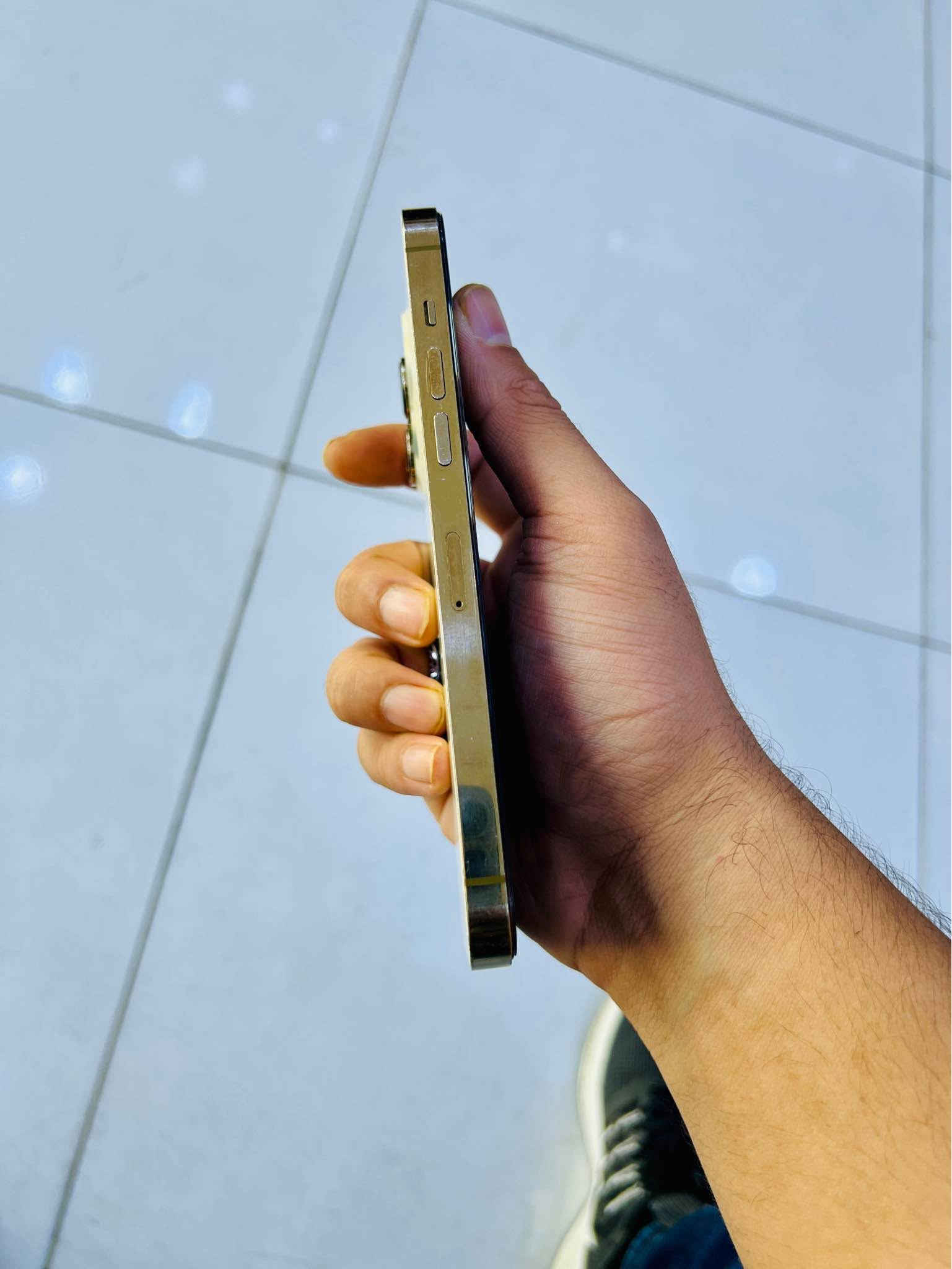 ايفون 14 برو ماكس مبدل بورد كلشي يقرى مبدل يعني بس كل غراضه اصليه دبل سيم كارت 2️⃣ السعر 550 وبي مجال مكاني نجف النجف, العراق

نص مكتوب في الصور:
- ٧:٠٦
- حالة البطارية والشحن
- رسالة مهمة حول البطارية
- غير قادر على التحقق من أن هذا الـ iPhone يحتوي على بطارية أصلية من Apple. قد لا تكون التفاصيل الواردة من هذه البطارية دقيقة.
- لمعرفة المزيد
- الحد الأقصى للقدرة
- ١٠٠٪
- هذا قياس لقدرة البطارية مقارنة بقدرتها عندما كانت جديدة. قد تتسبب القدرة المنخفضة بتقليل ساعات الاستخدام بين عملية الشحن والأخرى.
- أقصى قدرة للأداء
- الـ iPhone غير قادر على تحديد عمر البطارية.
- شحن البطارية المحسن
- للحد من استنزاف عمر البطارية، يتعلم الـ iPhone من عادات الشحن اليومية، بحيث ينتظر ولا يتجاوز ٨٠٪ حتى يحين موعد حاجتك إلى استخدامه.
- هذا قياس لققدرة البطارية مقارنة بقدرتها عندما كانت جديدة. قد تتسبب القدرة المنخفضة بتقليل ساعات الاستخدام بين عملية الشحن والأخرى.
- القطع والخدمة
- تجمع Apple سجل تاريخ القطع والخدمة، وهذا السجل يعرض معلومات عن هذا الـ iPhone وحالته وتفاصيل إصلاحه. معرفة المزيد...
- يتوفر تكوين
- الكاميرا
- تم اكتشاف كاميرا خلفية جديدة. يرجى إعادة التشغيل لتكوين الكاميرا الخلفية الجديدة لهذا الـ iPhone. معرفة المزيد...
- إعادة التشغيل والانتهاء من الإصلاح
- سجل تاريخ الخدمة
- البطارية
- غير معروف
- الشاشة
- بصمة الوجه
- مشكلة