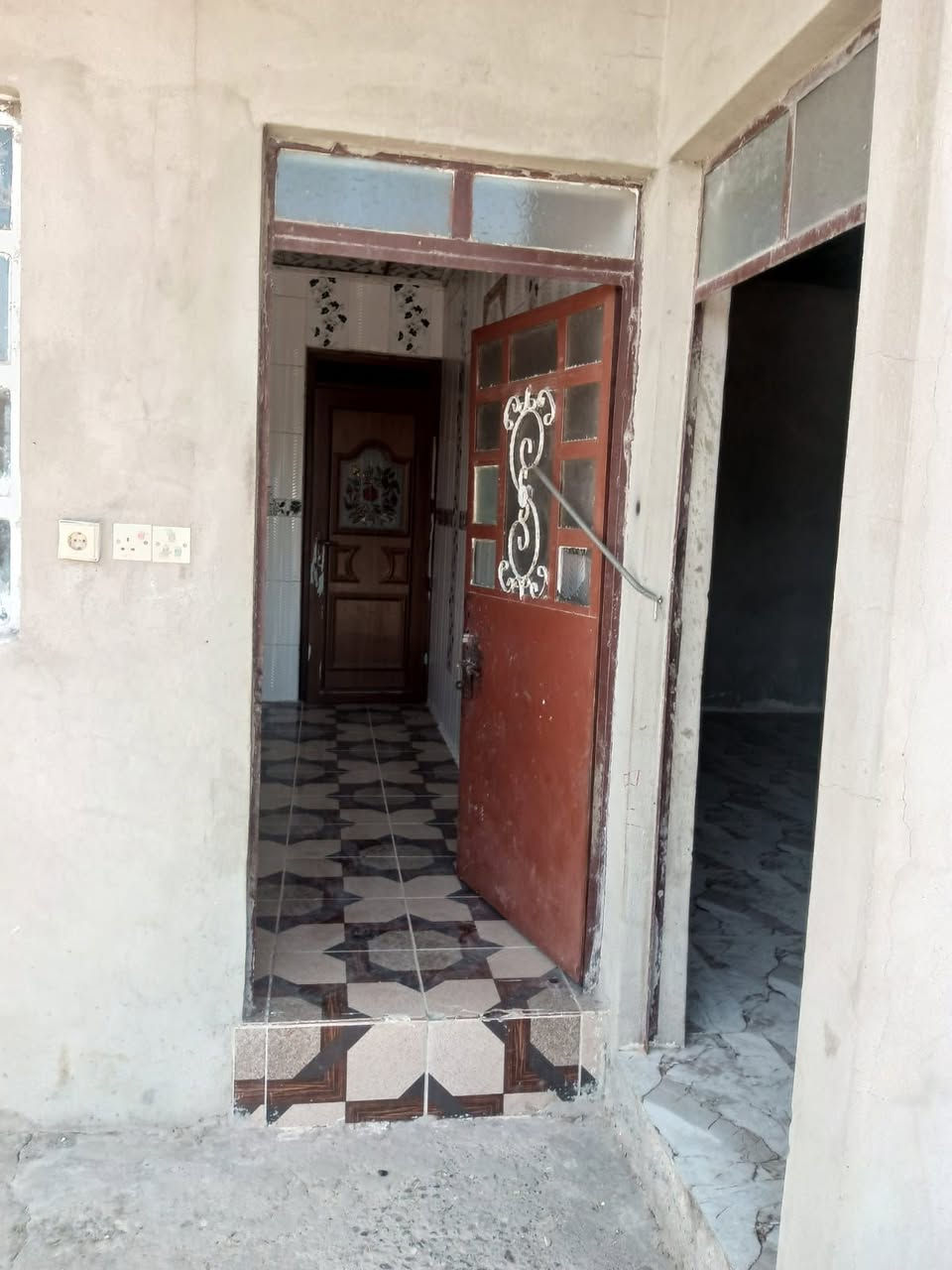 بيت للبيع في بعويزه خلف المدرسه بفرعين قريب من مولدة الشاهين المساحه 256 الواجها 8 والعمق ٣٢ البيت جاهز حيديقه داخل البيت سراميك المطبخ الي سقف والحمام للسقف سيراميك والداخل هول غرفتين واكو غرفة بل ترك مخليها للمونه واكو غرفه بل صطح والبيت جاهز وطني ومولده  وماي بي  السعر 35 للاستفسار الاتصال على الرقم *********** او اتصال على رقم 08756712329 والأرقام بيهم واتساب
