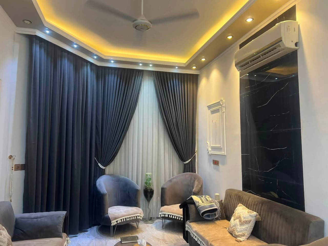 دار سكن ١٠٠ متر طابو صرف للبيع فول مواصفات بناء ٢٠٢٥ طابقين دبل فاليوم
📐 المساحة : ١٠٠ متر الوجه ٥متر والنزال ٢٠ متر

#يحتوي الطابق الاول : طرمة صحيات مدخلين للدار استقبال صالة معزولة مطبخ حار وبارد حمام غرفة نوم منور ،،

#يحتوي الطابق الثاني : 3غرف نوم وصحيات وصالة درج ،،

🏛️بناء بأدق التفاصيل والذوق الرفيع من جميع الجوانب بناء (طابوك درجة أولى ) 

📍الموقع : العزيزية حيّ السياسيين التبليط وجميع الخدمات ،، 

💰السعر : ١٢٠ مليون وقابل للتفاوض 

📄السند باسم سخص واحد تحويل مباشر 

☎️للاستفسار اكثر الاتصال بالرقم التالي
***********
