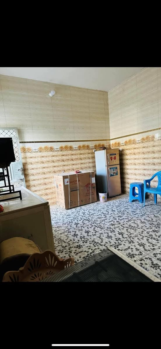 السلام عليكم دار للإيجار كما موضح بالصور غرفتين نوم +استقبال+صاله كبيرة+صحيات داخلية وخارجيه+مطبخ المساحه ٢٤٠  الموقع السبيس مقابيل محطة الجوهره للاستفسار الاتصال ع الرقم ***********
