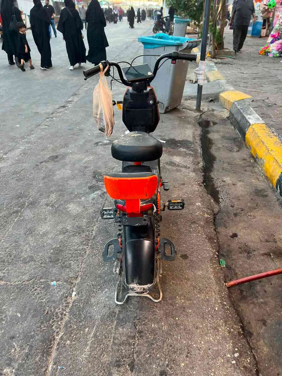السلام عليكم للبيع باسكل شحن شغال بصمه بطاريات جدد لايتات كله شغال نقصه بس اشاير وبريك اتسوي رايده ٢٢٥الف 
رقم *********** وشاحنته ويا كامل
