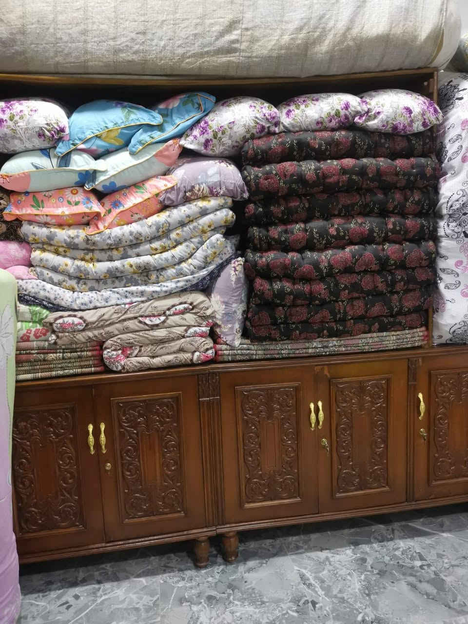 بوفيه للبيع شكله مثل ما موضح بل صوره نضيفه كلش ٦ بوب
قياسه مترين و٩٥  عنوان بغداد حي العدل 
للأستفسار ***********

