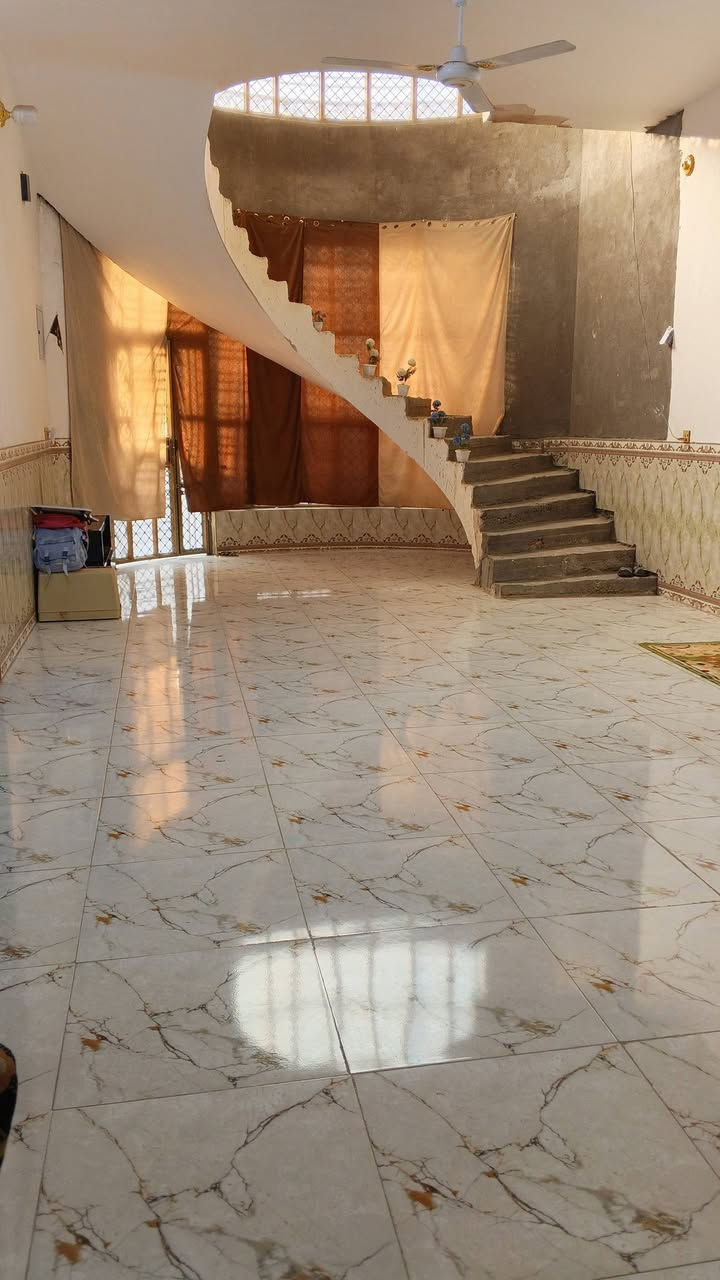 بسم الله.بيت للبيع حي العسكري 3 قرب جامع زين العابدين طابقين كونكريت مسلح تصميم حديث ودرجه اولى2024 مساحه 220الطابق الاول جاهز للسكن والثاني محتاج كهرباء ولبخ فقط يحتوي على غرفه جوه ومطبخ واستقبال وصاله وكراج وحديقه وصحيات داخليه وخارجيه والطابق الثاني ثلاث غرف وصاله ومطبخ مطلوب اسكان 20مليون والسعر والتفاصيل اكثر الاتصال على الرقم ***********الخاص مغلق
