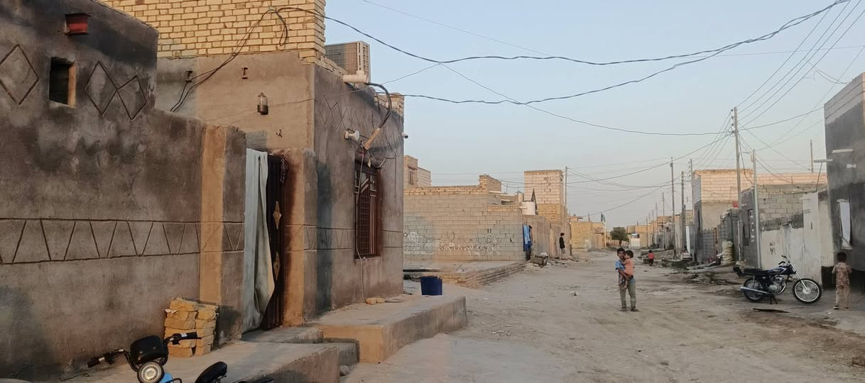 سلام عليكم الدار للبيع الموقع يم معارض السيارات قرب شارع المولده قرب اسواق سعد البيت مساحته 150 متر
 نزال 10 ب 15 البيت بلوك البيت جاهز عوزه سيراميك وبياض فقط ماي والكهرباء والنترنيت للباب السعر خاص رجان المايشتري لا يراسل ولا يخابر رقم الهاتف
 ‏‪***********‬‏
