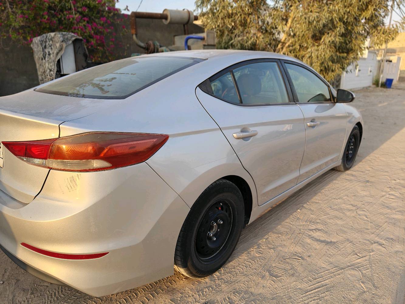 النترا 18 وارد امريكي للبيع او مراوس بسيارة اقل 
مكينة 2000 دوش 
بيها خيط بخار 
كير at المرغوب بحالة ممتازة 
ثلاث انظمة قيادة عادي واقتصادي ورياضي 
مانع انزلاق 
فرامل ABS
الحادث مرفق بالصور جاملغ معدل نفسه والبنيد مبدل او مصبوغ 
بيها صبغ قليل بقوس الجاملغ جهة السائق 
وباب السائق وخلفه مو نفس الليبل بلادي بامريكا مبدلات 
السيارة نصبتها حلوة اضافة الى استخدام شخصي ترهم مراوس بسيارة اقل احتاج فرق 
السعر : 105 $ وبيها مجال 
السيارة مكانها النجف الاشرف