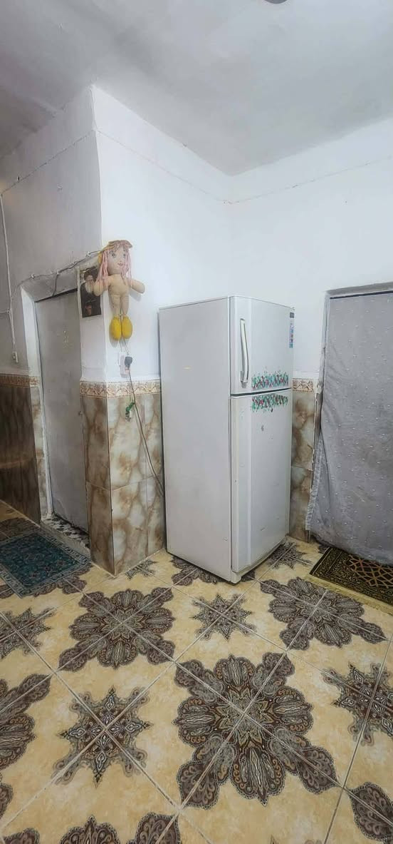 دار للبيع #طابو صرف #ركن على شارع ٢٠  يتكون من طابقين
" الطابق الأول غرفة نوم وهول ومطبخ واستقبال وصحيات داخلية وخارجية وسطح وكراج كبير
"الطابق الثاني غرفتين نوم وهول وصحيات وسطح كبير 
بناءه قديم بس مرمم حديثا 
مساحته ١٨٠ متر موقعه كوت حي الجهاد قرب شارع بيت صبر 
للاستفسار الاتصال على الرقم 
***********
***********
