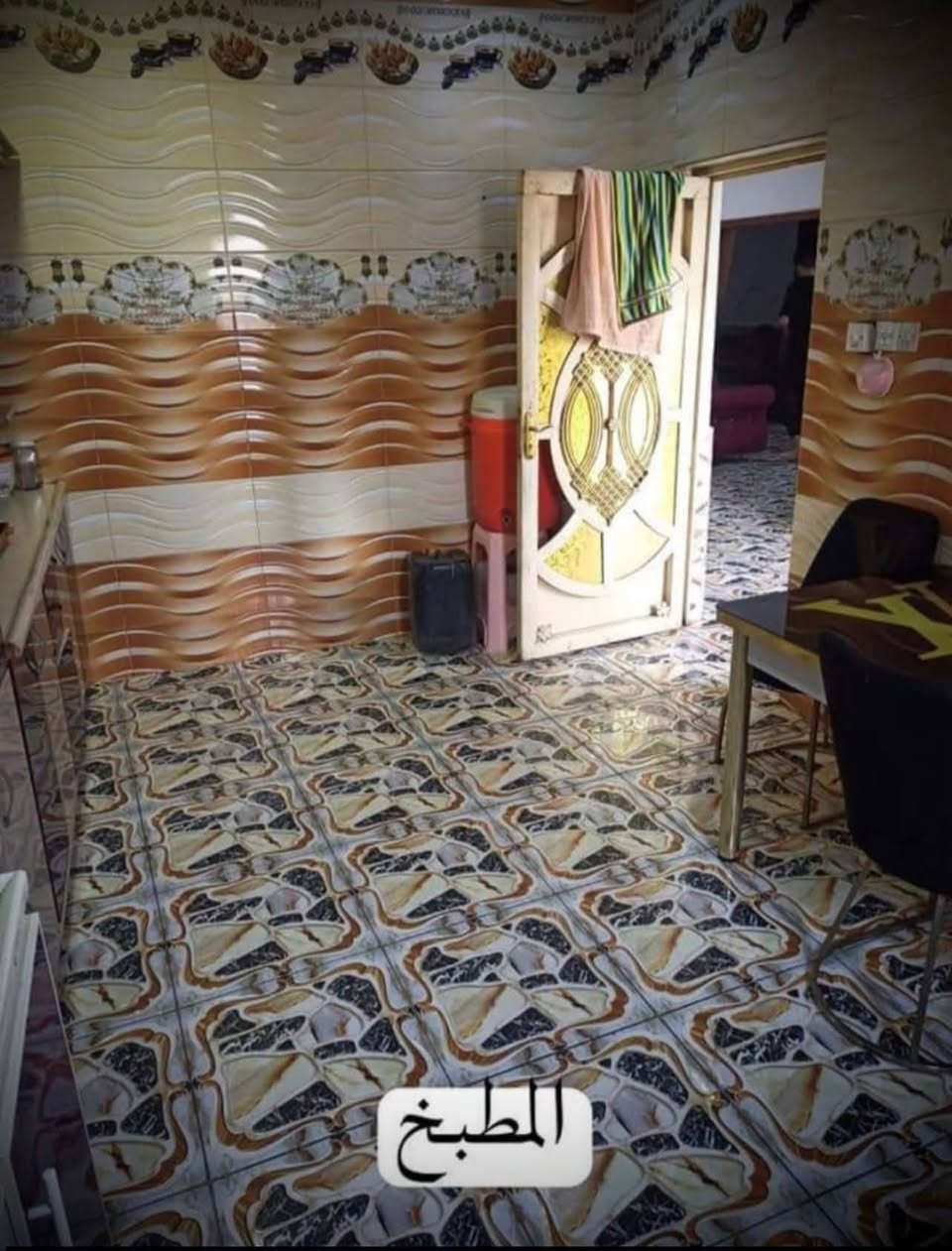 بيت للبيع مساحه 200 متر (طابو صرف)
طابق الاول يحتوي على غرفتين 2
 صاله واستقبال وصحيات ومطبخ 
 طابق الثاني بي غرفتين 2
خدمات ماي مجاري كهرباء 
( ناصريه اسكان صناعي حي الاسرى ) 
سعر 135 هاتف*********** رقمي بي وتساب

نص مكتوب في الصور:
- الاستقبال
- الغرف الصالة الثانية
- المطبخ
- الصاله الاولى
- الحمام الداخلي