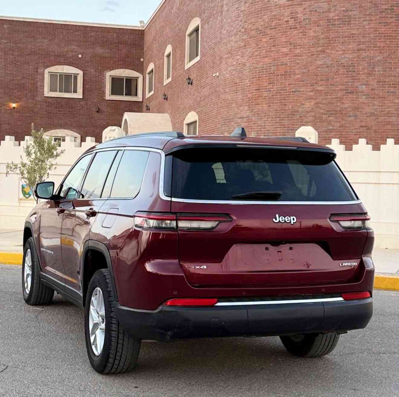 كراند شيروكي لاريدو • دبل 4x4 • ٣٢٠٠٠ ميل
