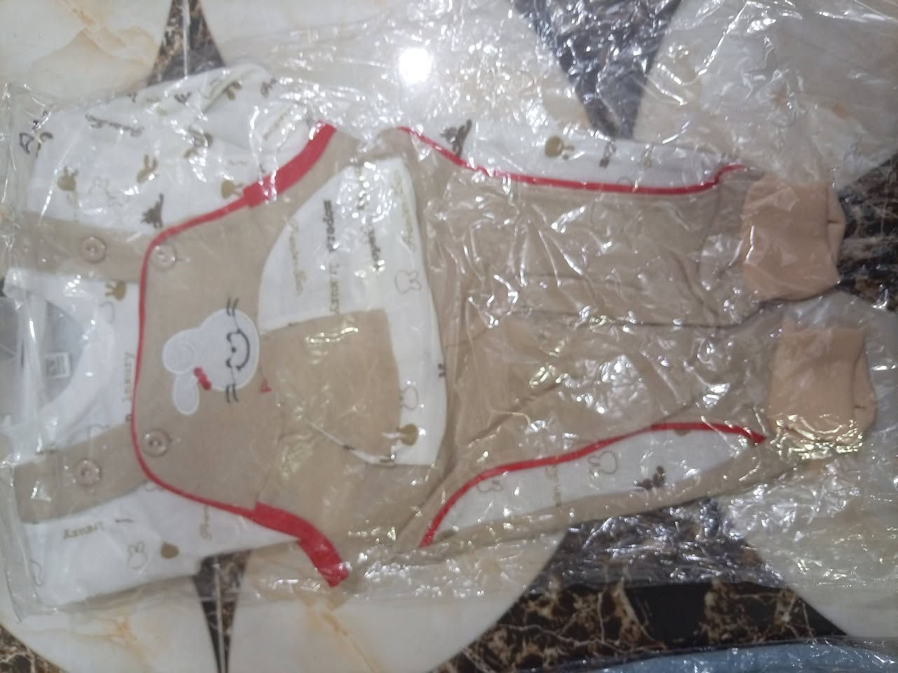 ملابس أطفال جديدات للبيع
سعر القطعتين ب ٥ الاف
و الحضينة اشتريت الواحد ب ٥ الاف و اريد ابيعهن الوحدة ب  الفين
الي يريد يشتري يتواصل وياي على هذا الرقم واتساب
***********
***********
