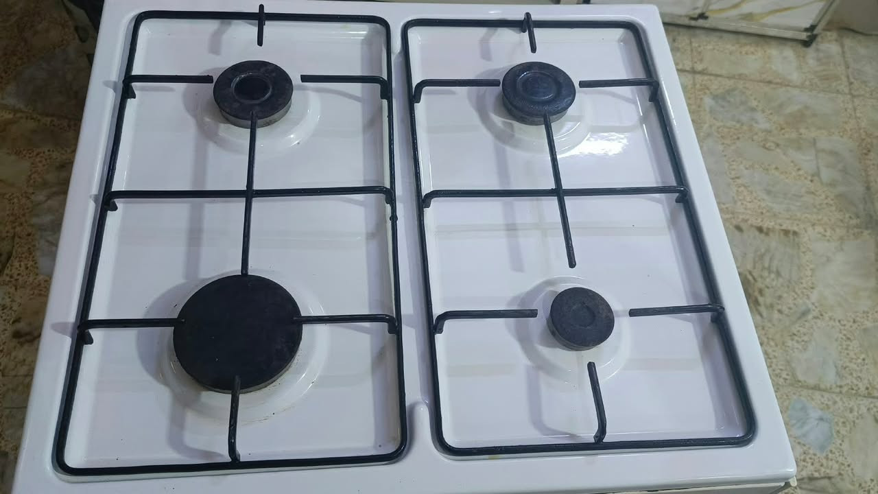 للبيع فرن وطباخ وتليفزيون ***********
