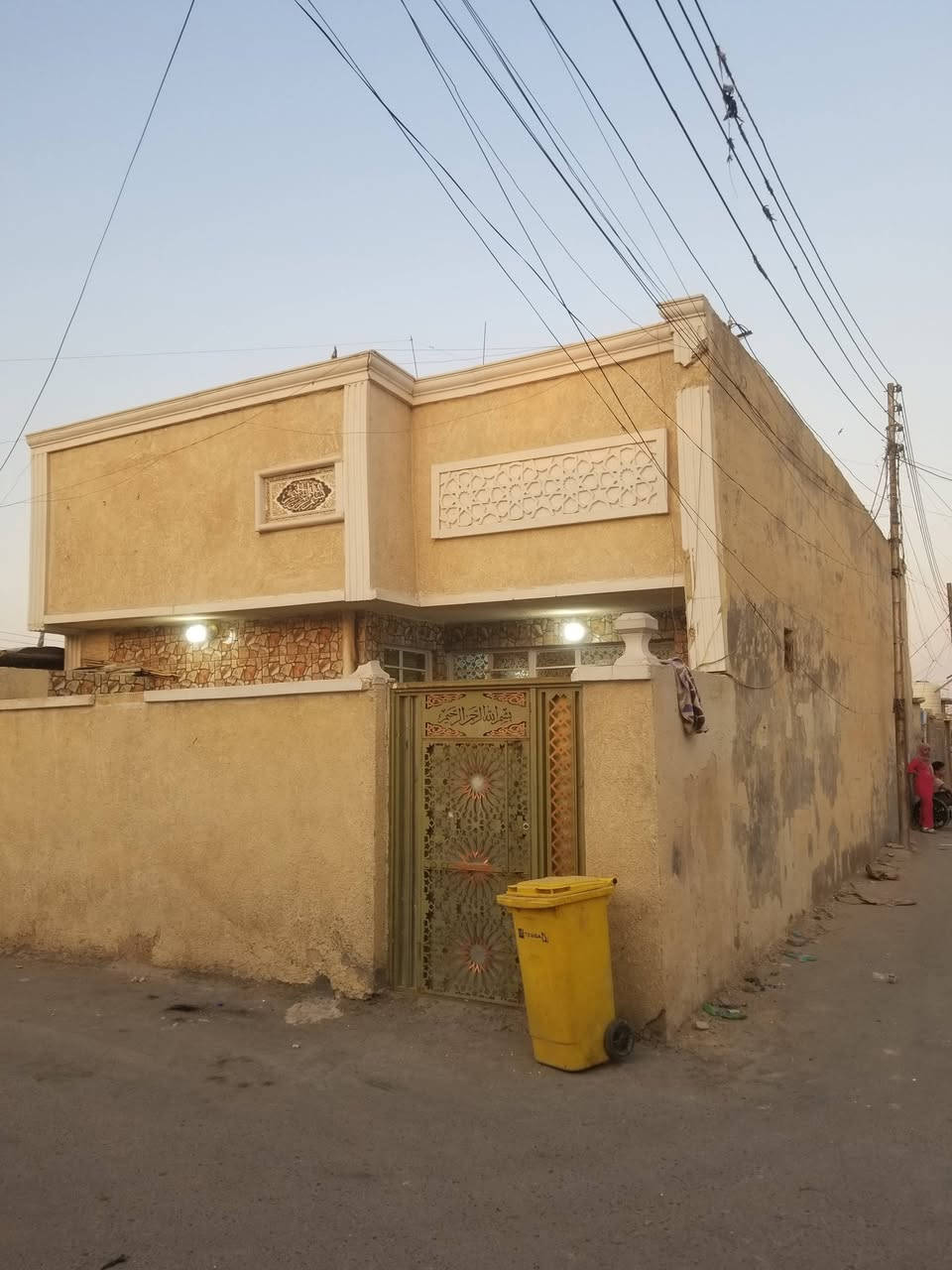 للبيع في البحث العلمي مساحه ١٢٠ متر سقف صب مسلح
السعر ٥٠ 
رقم الاتصال  ***********
