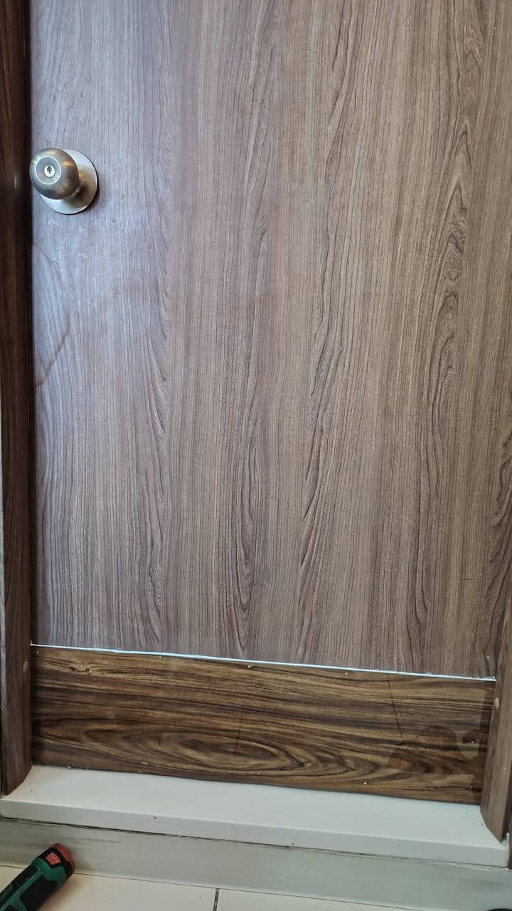 نشتغل تغليف ابواب لمنع الرطوبة والاتآكل
***********
***********

نص مكتوب في الصور:
- تنظيف الباب قبل التغليف
- بعد التغليف بمادة عازلة ***********
- تغليف عربي