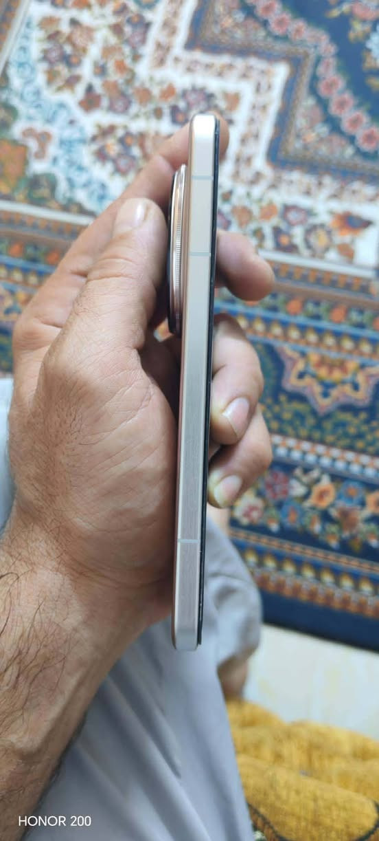 سلام عليكم متوفر
هونر ماجك 8برو ذاكرة 512 الجهاز نظيف دامة تصفح 
المكان بغداد السيدية الاتصال  ***********
((مكلف بالنشر))

نص مكتوب في الصور:
- HONOR 200