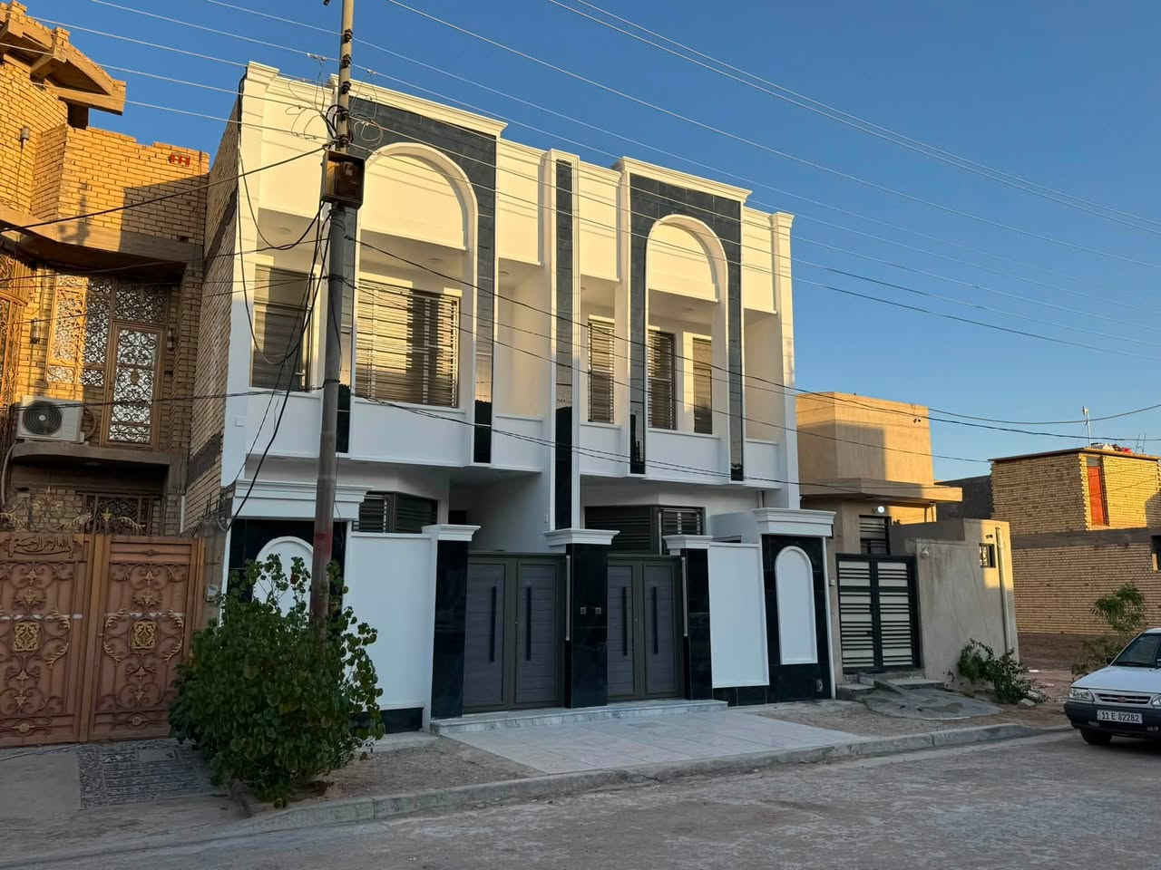 السلام عليكم 
دار  للبيع طابو صرف في كربلاء حي الفارس بناء جديد غير مسكون سابقاً  وبمساحة 100متر مربع  ( الواجهة 5 متر والنزال 20 متر  ) 

تفاصيل الدار كالاتي : الطابق الأرضي عبارة عن صالة ومطبخ وغرفة نوم وصحيات عدد /2 داخلية وخارجية . 
الطابق الاول عبارة عن غرف نوم عدد 2 وصحيات . 

ملاحظة يوجد فيديو تفصيلي للدار اليحب يشوفه يراسلني واتساب . ويوجد ايضا دار آخر بنفس الحي ( واجهة 10 متر ونزال 10 متر ) مربع . 

السعر : 170 مليون دينار  قابل للتفاوض . 

للاستفسار الاتصال او المراسلة على الواتساب على الرقم التالي : ***********
