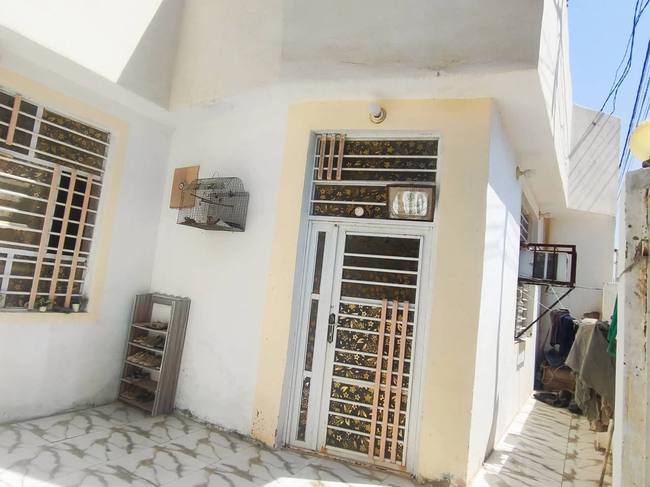 🏡 فرصة للبيع من صاحب البيت مباشرة — بدون دلال!
إذا تبحث عن بيت مناسب وبموقع ممتاز، هاي فرصتكم 👌🏻✨
البيت طابو زراعي قرار 25
📍 الموقع: مقابيل ملحق قرية الغدير عمود 321
📐 المساحة: 220 متر 
🏠 تفاصيل البيت: خدمات فول تبليط عرض الشارع 11 متر ومولدة سحب خطين ومدارس واسواقات يبعد عن شارع الصب 50متر بدايه شارع والبيت يحتوي على غرفتين 2 كبار وحمامات عدد 2 داخل وخارج وصاله كبيره واستقبال وكليدور  ومناور عدد 2 داخل وخارج ومخزن 
💰 السعر: 115 وقابل للتفاوض 
⭐ ملاحظة مهمة: البيع مباشرة من صاحب البيت وليس عن طريق دلال، يعني ماكو عمولة دلال على المشتري.
📞 للاستفسار والتفاصيل والتواصل مع صاحب البيت:(***********)
الرجاء التواصل للجادين فقط، والبيت متاح للمعاينة. 🌷
