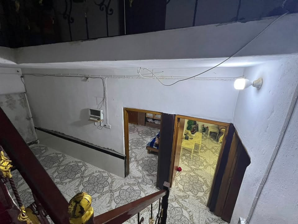 دار للبيع  حواس نهاية نزلة جبار الكهربائي قرب المدرسه المساحه ١٥٠ يتكون من طابقين غرفتين نوم صاله ومطبخ واستقبال وكراج سياره و ٢ حمام داخلي و ١ حمام خارجي و منور خلفي بناء بلوك  حديث البناء للاستفسار اتصل او وتساب
 ***********
