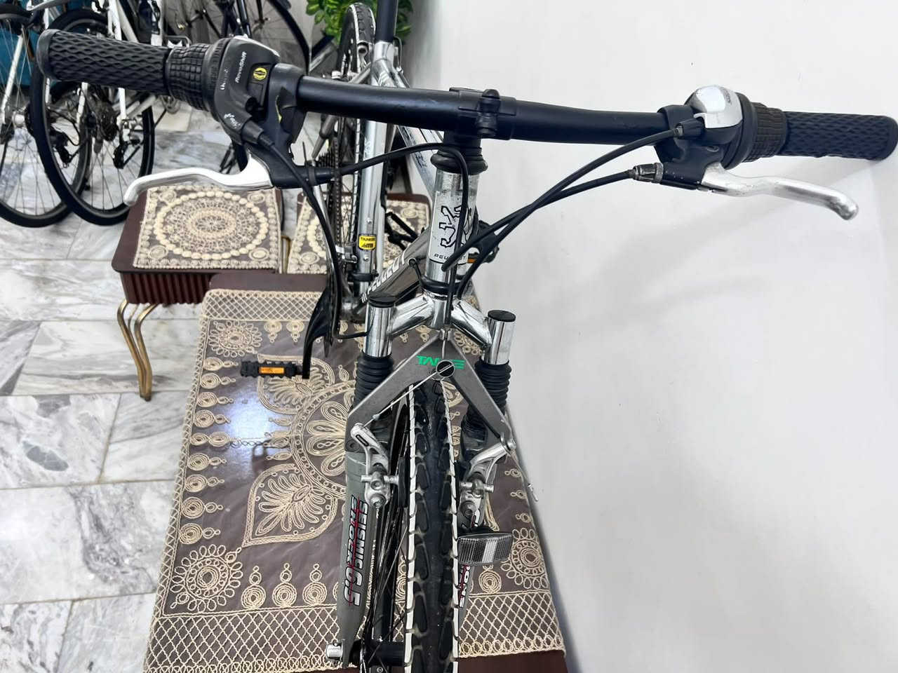 للبيع دراجة هوائية بيجو (Peugeot).  
​الموديل: كولين (Colline).  
​نوع الدراجة: دراجة هجين / جبلية للمدينة (Hybrid / City Trekking Bike).  
​حجم العجلات (التاير): قياس 28 إينش (700c).  
​حجم الهيكل (الفريم): 26 قياس متوسط/كبير (M/L - تقريباً 18 إلى 20 إينش/48-52 سم) من الألمنيوم المصقول الخفيف.  
​ناقل الحركة (الجير):
​ناقل خلفي: Shimano Acera.  
​محول السرعات (الشيفتر): Shimano RevoShift (قبضات تدوير باليد).  
​عدد السرعات: 21 سرعة (3 تروس أماما x 7 تروس خلفاً). قطعة كلش نظيفة وقوية بالاستخدام السعر 120وبي مجال بسيط مكاني بغداد تلفون ***********
