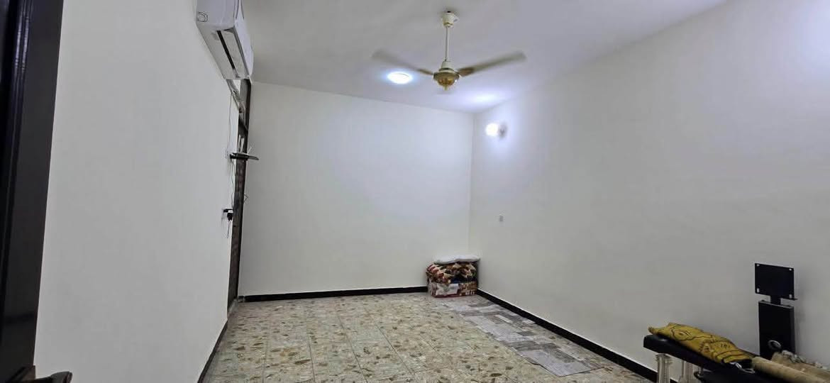 سلا عليكم 
دار للبيع (مجمع الدوح السكني)
مساحته (200)م طابق واحد بداية المجمع 
السعر الكلي (160) مليون مطلوب (50) 
للأستفسار زيارة مكتب دار الامان شارع الفنادق 
***********/ وائل
