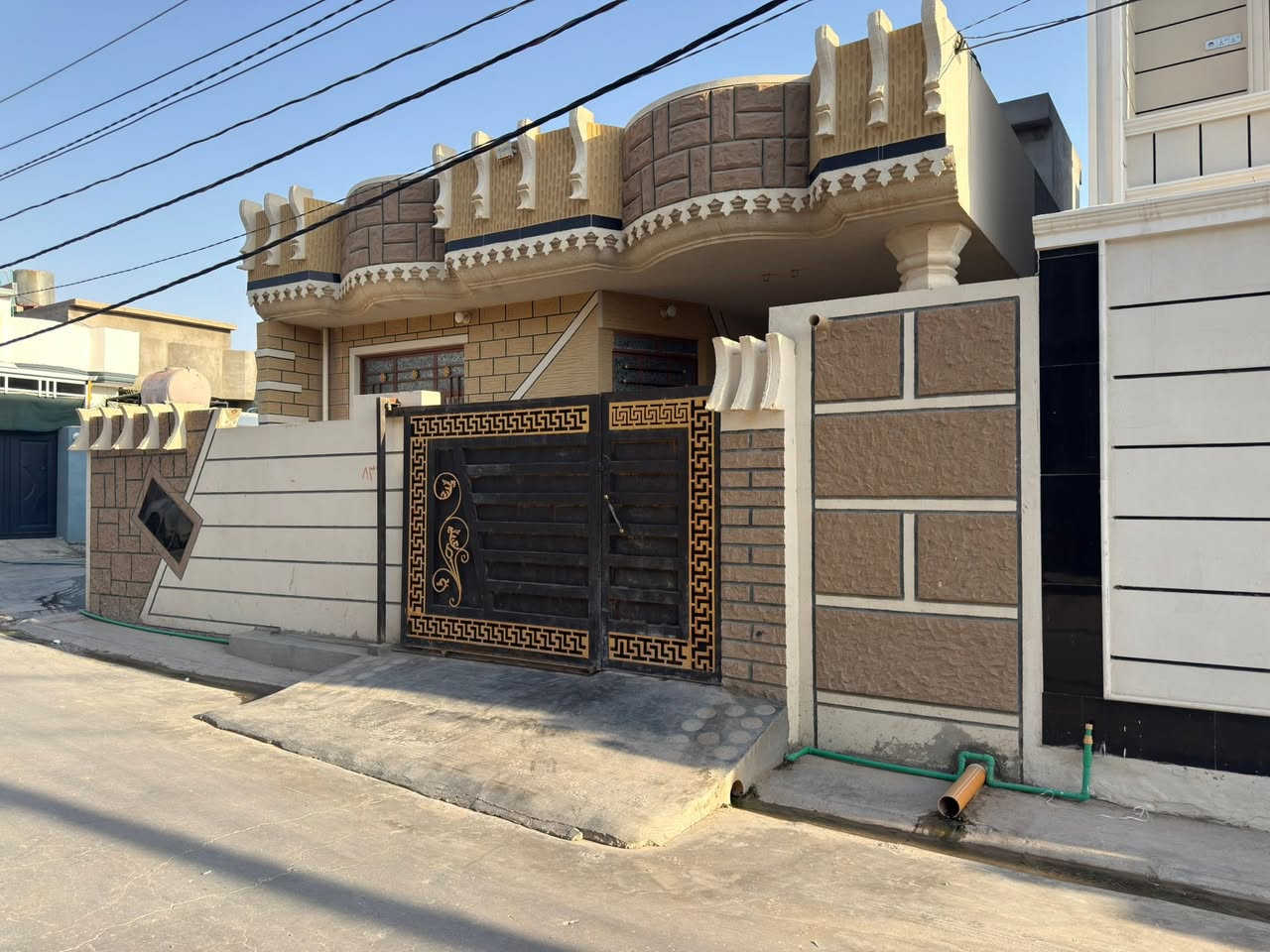� للبيع بيت سكني 

📍 الموقع: حي التجنيد، قرب موقف الجيبات.

📐 المساحة: 200 متر مربع.

🔹 مواصفات البيت:

* غرفتا نوم.
* استقبال.
* مطبخ (كاونتر بطول المطبخ ضمن البيت).
* بئر ماء داخل البيت.
* ماء إسالة مسحوب.
*سعر 75مليون 

✅ موقع جيد وخدمات متوفرة.

📞 للاستفسار والمراجعة التواصل عبر الخاص أو الاتصال على الرقم المخصص0770218911_واتساب واتصال ***********
