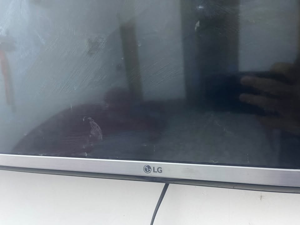 حجم ٤٣ لاصلي مو هاي التقليد اصلي LG رقم ***********          بدون نت شاشه صوت وصوره والوان تخبل معروفه الشاشه واتساب عندي
