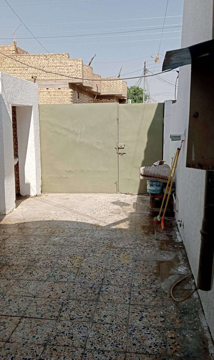 دار للبيع المساحه 130 متر طابو صرف المكان منطقه العوفيه قرب متوسطة حجر أبن عدي ومدرسه الغدير البناء عكاده طابوق درجه اولى سنه البناء 2014 طارمه كبيره تتسع لكراج سياره وحديقة استقبال كبير مطبخ صاله غرفه منور صحيات داخليه وخارجيه درج حديد القاط الثاني  صاله مفتوحه فقط بيهه مخزن وغرفه عوزهه قليل تكمل  السطح كامل البيت بأسمي لا مطلوب ولا محجوز انطيك صافي الكهرباء والماء عليه حاليا بيه مؤجر السعر 95 للاستفسار الاتصال على الرقم ***********

