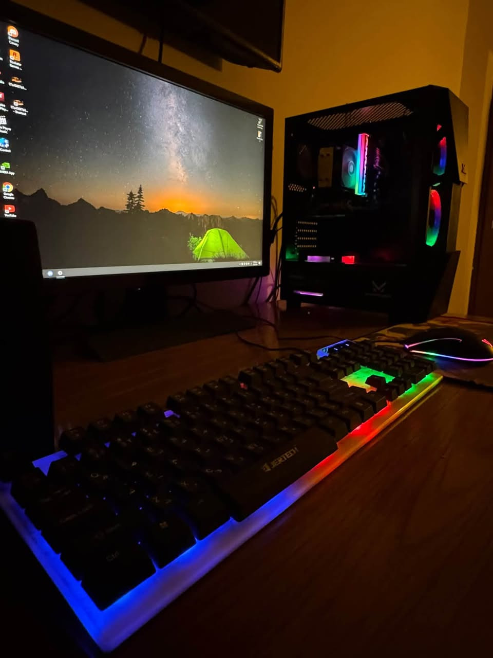 مواصفات الجهاز:
🔹 المعالج: Intel Core i5-9400F — 2.90GHz
🔹 كرت الشاشة: NVIDIA GeForce GTX 1650 SUPER — 4GB
🔹 الرام: 16GB DDR4 — سرعة 2666MHz
🔹 التخزين:
• SSD 112GB KLEVV NEO N400
• HDD 932GB — ST1000NM0011
🔹 المجموع: تقريبًا 1TB تخزين
🔹 النظام: 64-bit
🔹 اللوحة الأم: H310M S2 2.0

🎮 جهاز مناسب للألعاب، الاستخدام اليومي، والدراسة والعمل

مع 
UBS
وشاشة

السعر ٧٠٠ الف وبيها مجال حك الجية 

مكاني بغداد حسينية الراشدية 

***********
