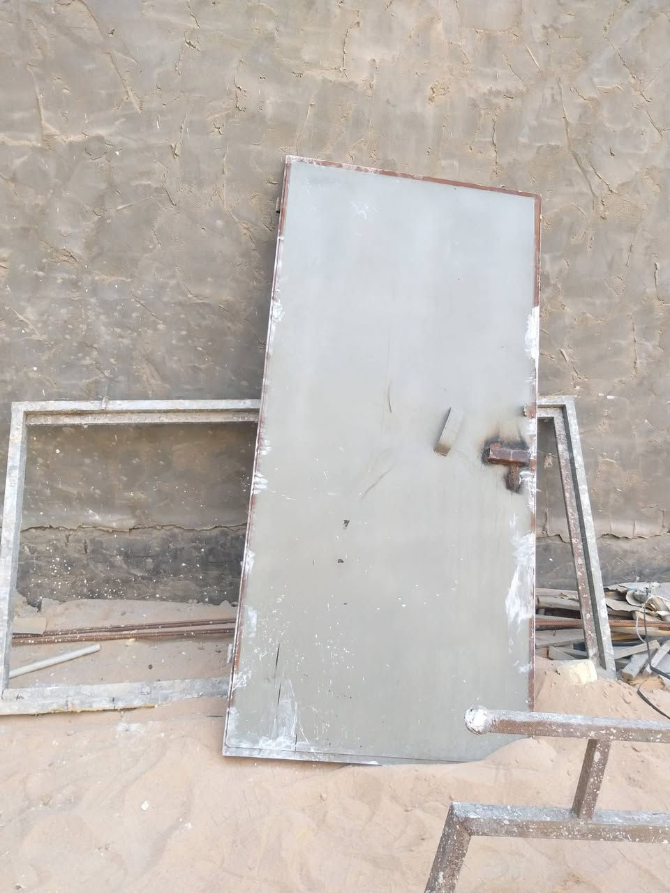 للبيع بصره ياسين خريبط
درج مع باب حديد وجهين بليت مع جرجوبه جنل شغل حديد ثقيل 
***********
درج ٢٥٠ ألف 
باب حديد  ٢٥٠ الف
