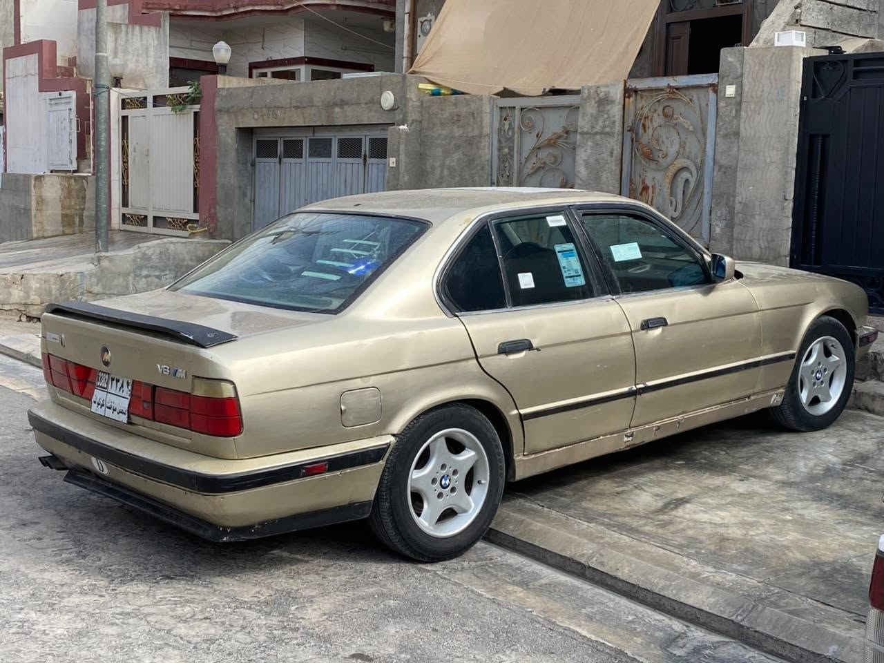 بي ام دبليو ٥٢٥ • ١٩٩٠ • جير عادي