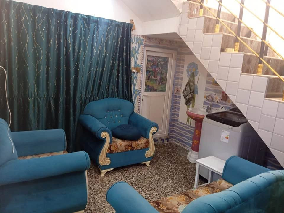 دار للبيع المساحه 100متر يحتوي غرفه وستقبال وصحيات وصاله ومجمع صحيات ومطبخ بناء طابوق السقف صب مسلح العنوان طويريج حي الكوثر مقابل جسر حي الصناعي السعر 62مليون الاتصال ع الرقم ***********
