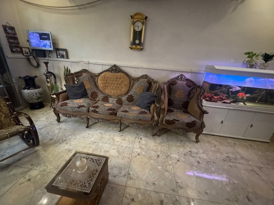 تخم ملكي للبيع 10 نفرات نظيف خشب  دمياطي السعر مليون 200 الخشب ثقيل  التواصل ع الرقم ***********
