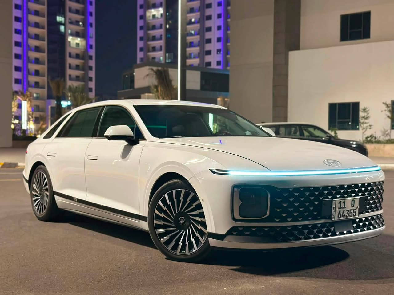 أزيرا (كاليجرافي) الفئه  المميزه
بانزين هايبرد موديل 2023  فول فول موصفات اعلى فىه بلازيرا مرقم بغداد بسمي!!
 5 كاميرات 360 درجه 
 المواصفات
دبلات كهرباء
-سقف شمواه
 داتشوب شاشة عرض على الزجاج الأمامي
جهاز تعقيم الأشياء
-مقاعد جلدية فاخرة مع خاصيتي التدفئة والتهوية
-مثبت سرعة متكيف، وكاميرات محيطية 360 درجة.
-مقاعد جلد نابا مع تبريد وتدفى بلكشنات
-تدفى تبريد بلستيرن 
-عجلة قيادة مغلفة بالجلد (لونين)
-ستائر جانبيه وخلفيه بتحكم كهرباء
-فتحات تكييف خلفية
مري جانبيه كاهربايه شفط
كاميرات مراقبه داخل وخارج السياره
فتحه سقف بنراما
-ذاكرة حفظ كرسي السائق
-مكيف إلكتروني بتحكم مستقل (ثنائي)
-ناقل حركه اوتماتيك  8 سرعات
-تشغيل عن بعد مع تقديم السياره إلى لامام ولى الخلف عن طريق البصمه
-كاميرات رويه محيطيه 5مع خزن
-الجنطه الخلفيه ذكيه
-مثبت سرعه ذكي
-حساس مطر لجام
-نضام التحكم بالثبات(EsC)
-نضام مانع التصادم الأمامي
-نضام مانع التصادم في النقطه العمياء
‏-نضام عدم خروج المسار
-نضام المحافظه على المسار
-دخول ذكي
-دعامه الضهر للمقاعد لاماميه مساج
-دعامه ركبه السائق بتحكم كهربائي مساج
تحكمات متعدده في وضعيات القياده
-مراه جانبيه ذاتيه التعتيم
منفذ شحن UsB
‏-شاحن لاسلكي
ذاكره حفض كرسي السائق
-تحكم بالقفل المركزي للمقاعد الأمامية والخلفية
-بلوتوث مع زر التعرف على الصوت
-مصابيح LED نهارية مع توقيع بصري واضح يحسن
الرؤية ويعزز الأمان.
-مصابيح ضباب خلفية
-التحكم بارتفاع الأنوار الأمامية
-﻿﻿مرايا قابلة للطي كهربائيا
اطارات اسفنج
-مصابيح ضباب خلفي
-كاميرا خلفية لتسهيل الركن والمناورات
-شيفتات سرعة و وضعيات للقيادة
لتناسب مختلف أساليب القيادة والطرق
سياره جديده كلش مناقصها شي  وهواي بيها بعد موصفات ماتنعد 
بدون صبغ فقط فتح قطعتين 
رقم الهاتف ***********
