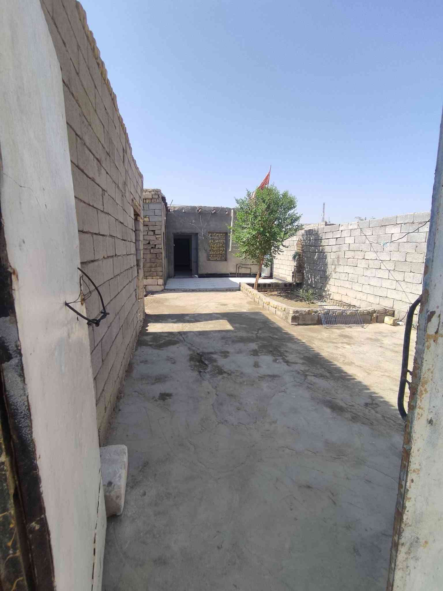 سلام عليكم بيت البيع زراعي 200متر بل ناصريه يم سيد خضير بيت كامل ماي كهرباء سعر 25بي مجال شراي يخابر*********** بي قرف العدد 2 حمامات داخليه +مطبخ+دوانيه
