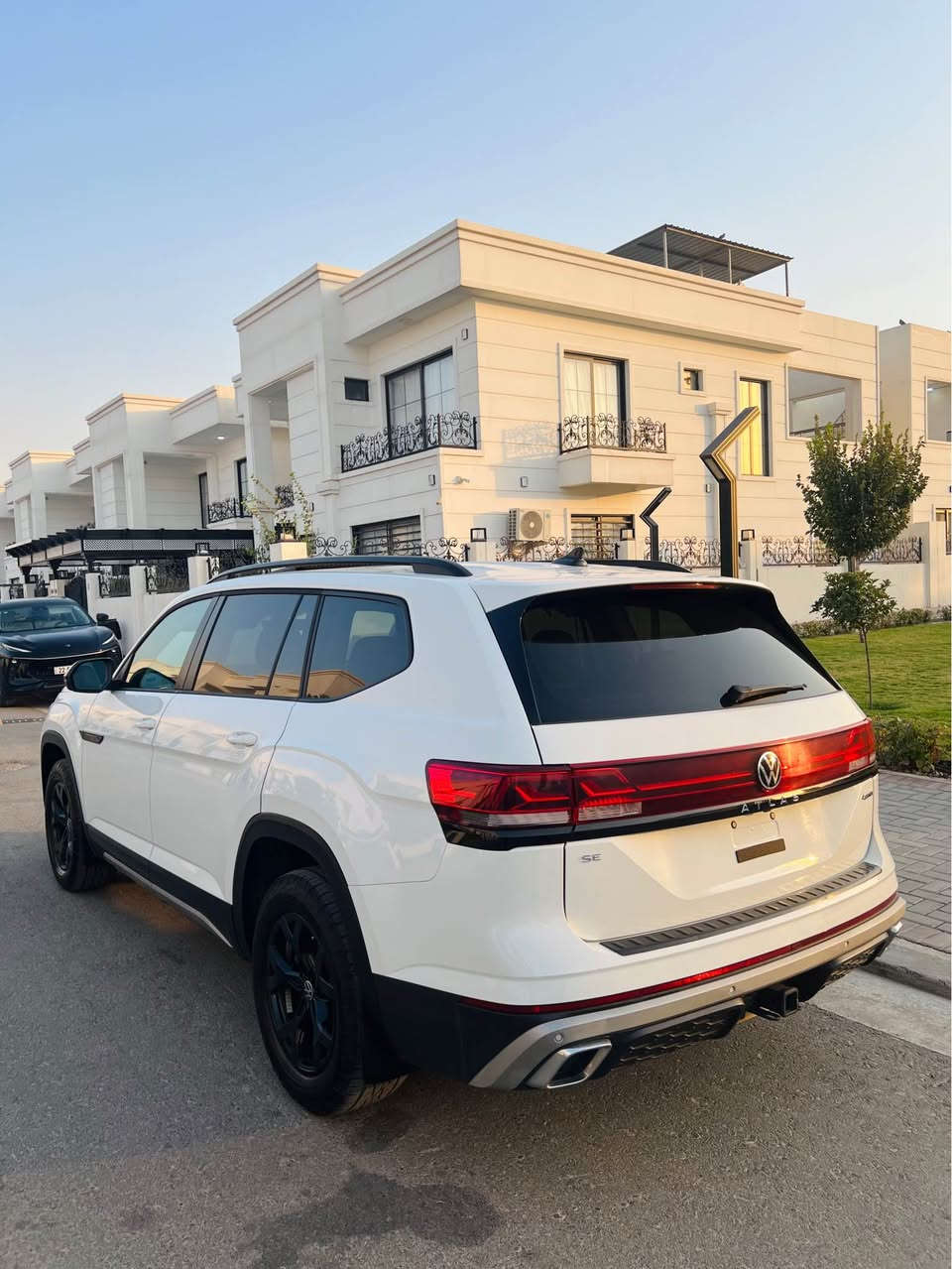 𝐀𝐓𝐋𝐀𝐒-PEAK 𝐄𝐃𝐈𝐓𝐈𝐎𝐍 
مودیل : 2024
عدد المقاعد : ٧ راکب
بدون صبغ ✅ بدون تبديل ✅ مكفولة كفالة عامة ✅
فقط مكانين صغير PDR
كافة الايرباكات سليمة 100%
ماشية 32 الف ميل فقط 
المواصفات :  داخل 27 لون 
PEAK 𝐄𝐃𝐈𝐓𝐈𝐎𝐍
فول فول مواصفات 1/1
فتحە سقف بـــانـــورمـــا
دبل اكسل دفع رباعي 
بــــردات ابواب بلادي
کیـــج الکـــترونـــی
ابواب بصـــمە
بصمە تشـــغـــیل 
تشغیل عن بعد (𝐑𝐄𝐌𝐎𝐓𝐄 𝐒𝐓𝐀𝐑𝐓)
شاشە دشبول دیجیتال
شحن وایـــرلیـــس
کـــامیـــرا
هاند بریك بصمە
اوتو هولد (𝐀𝐔𝐓𝐎 𝐇𝐎𝐋𝐃)
اوتو بارك (𝐀𝐔𝐓𝐎 𝐏𝐀𝐑𝐊)
اوتو ستارت (𝐀𝐔𝐓𝐎 𝐒𝐓𝐀𝐑𝐓)
اوتو ستوب (𝐀𝐔𝐓𝐎 𝐒𝐓𝐎𝐏)
رادار امامي (تحدید مسار)
رادار جانبي (نقاط عیماء)
رادار خلفي (التحذیر من الاصطدام)
حساسات امامي
حساسات جانبي
حساسات خلفي
نظام : 𝐆𝐏𝐒
نظام : 𝐄𝐂𝐎
نظام : 𝐂𝐎𝐌𝐅𝐎𝐑𝐓
نظام : 𝐒𝐏𝐎𝐑𝐓
نظام : 𝐂𝐔𝐒𝐓𝐎𝐌
نظام : SNOW❄️ 
كشنات جلد
كشنات كهرباء
كشنات تبريد
كشنات تدفئة
تحكمات استيرن
استيرن هيتر
تبريد لمس
تبريد مركزي
صندوق شفط کهرباء
لايتات (𝐋𝐄𝐃) دبل لید عدسة زینون بلادي
بکلایتات (𝐋𝐄𝐃) لید بلادي
ویل کروم بلاك بلادي
سيارة رقم كاتي تترقم شمالي لمدة ثلاث شهر 
مكان سيارة اربيل📍

 رقم بس واتساب☎️
***********
*********** أربيل, العراق
