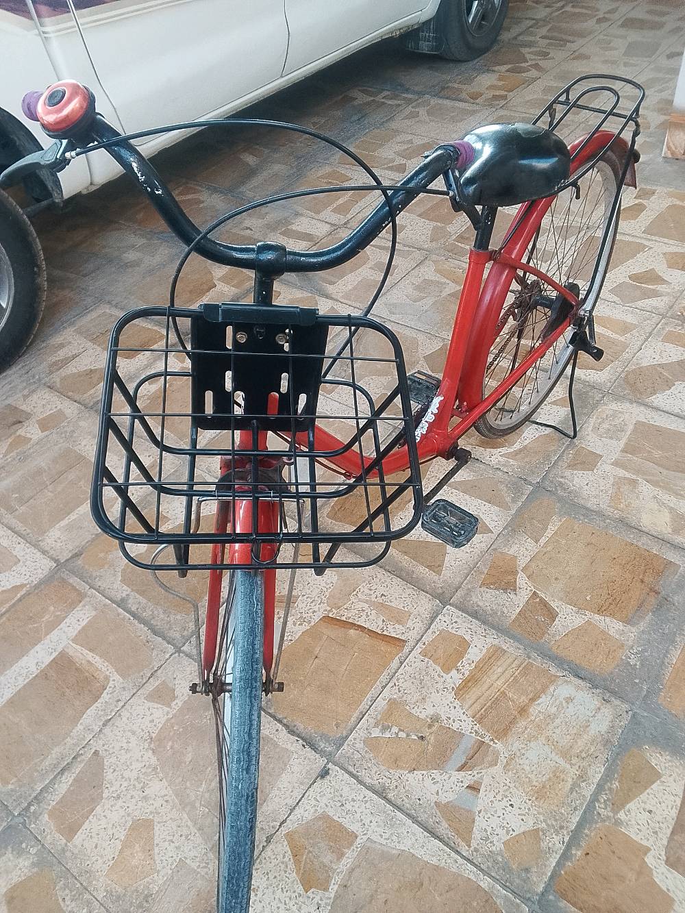 ​🚲 باسكل حجم 26 للبيع - بحالة ممتازة وجاهزة للاستخدام
 اليومي ومناسبة للمدرسة 🚴‍♂️
​الحالة : تعمل بحالة جيدة جداً💯، مسبوغة ومجددة بمظهر نظيف بدون الحاجة لأي مصاريف إضافية.
​ملحقات :
​سلة أمامية واسعة ونظيفة.
​حمالة خلفية قوية.
​ستاند (مسند وقوف) مزدوج لثبات ممتاز ✅
​جرس تنبيه يدوي 🔔
السعر: 75,000 دينار وقابل للتفاوض .