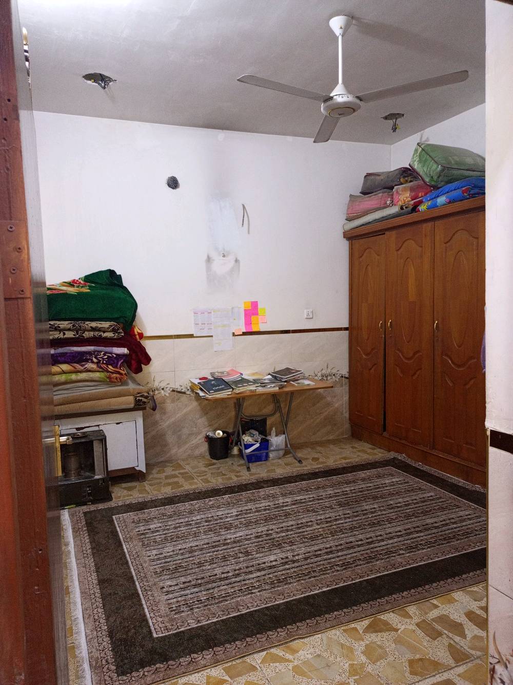 بيت للبيع مساحته 100 متر زراعي مربع مكانه بلامين الثانيه السده الثانيه ع صعده قريب من المدرسة الاهليه در السلام يحتوي ع صاله واستقبال ومطبخ وغرفه وباقي الخدمات للتواصل خاص او ع رقم ***********