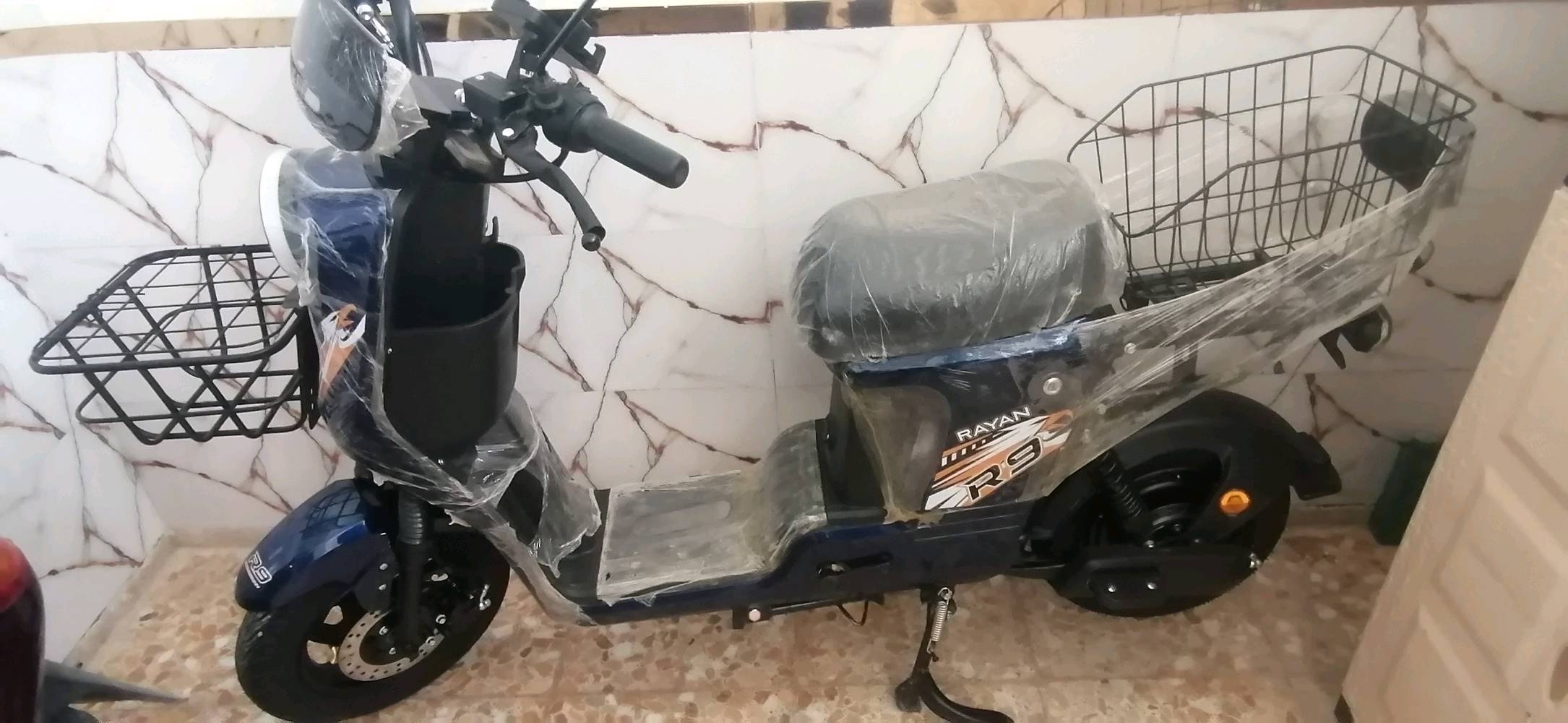 للبيع او مراوس ماكس او فراشه دراجة شحنR9 جديد كلش 5 بطاريات نضام R رجوع للخلف 3 نمر نضام امان سرقه بيها.. بصمه عدد 2 وكارت عدد 2 وسويج عدد 2 الشحنه الوحده تمشيك 50 كيلو سرعه 80 حقيقي شركه الريان الأصلي اشتريتها 750 ورايدها 675وبيها مجال الشراي يراسلني خاص عنوان الديوانية قرب منجل علويه